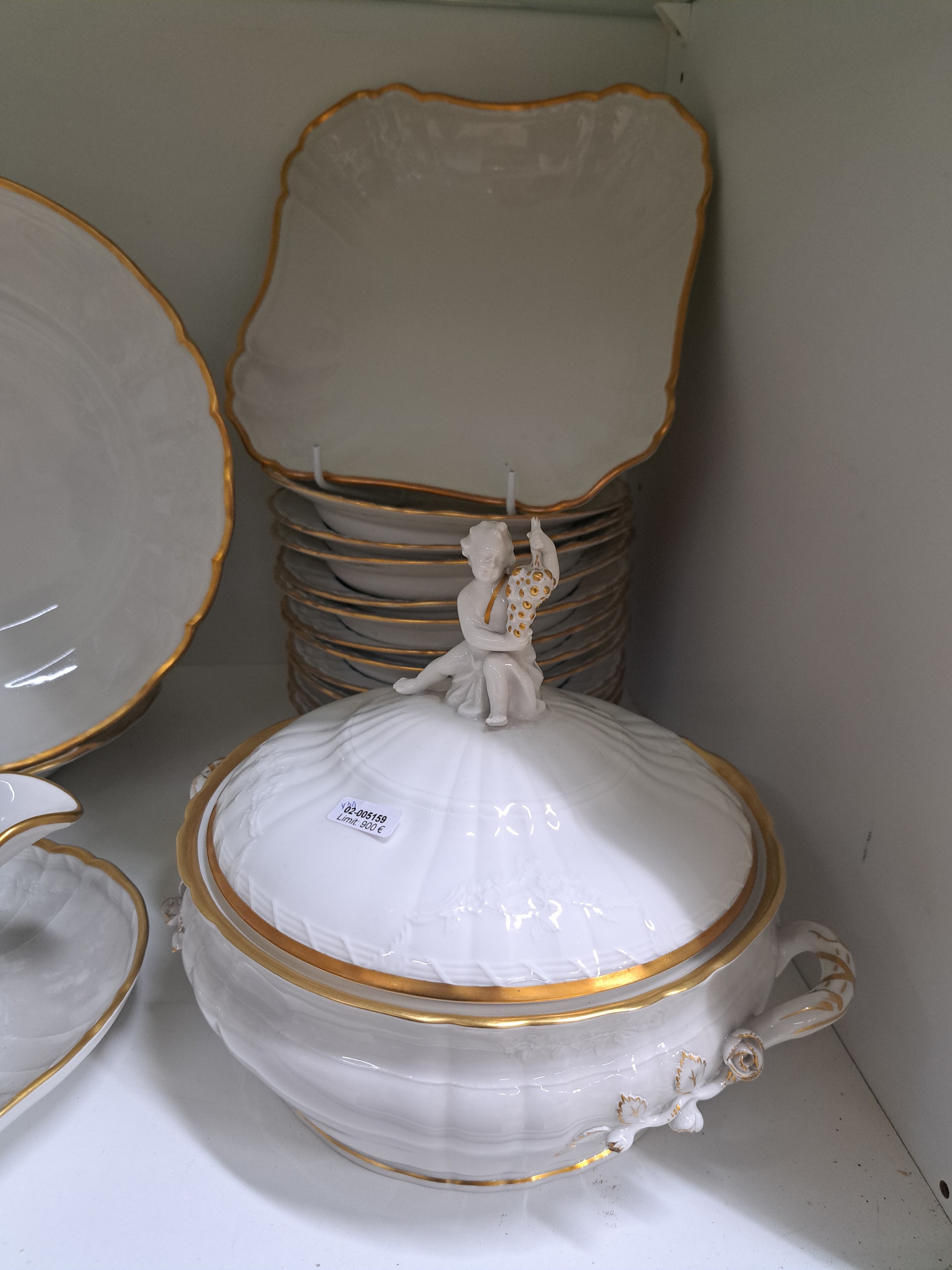 Detail a: Speiseservice für 12 Personen, KPM Berlin, Modell Rocaille, weiß mit Relief und Goldrand, 12 flache und 12 tiefe Teller, zwei Beilagenschalen, 2 ...