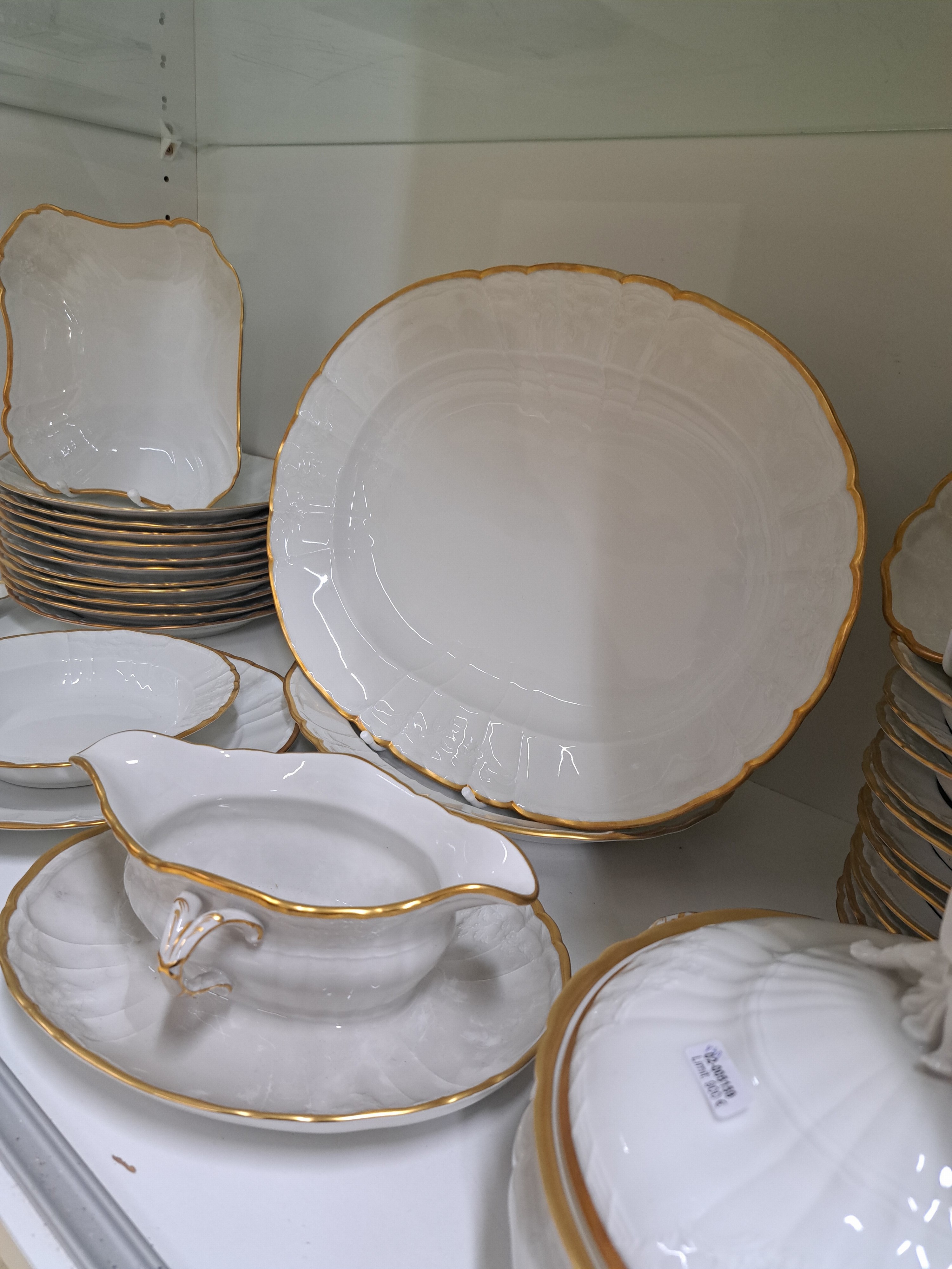Detail b: Speiseservice für 12 Personen, KPM Berlin, Modell Rocaille, weiß mit Relief und Goldrand, 12 flache und 12 tiefe Teller, zwei Beilagenschalen, 2 ...