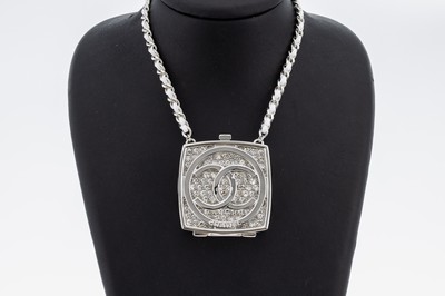 27045707a - Überlanges CHANEL Collier, Paris, Metall vers., Kette mit weißem Kalbslederband, L. ...