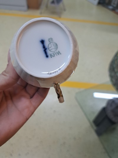 27045734f - Kaffeeservice für 12 Personen, KPM Berlin, Modell Rocaille, weiß mit Relief und ...