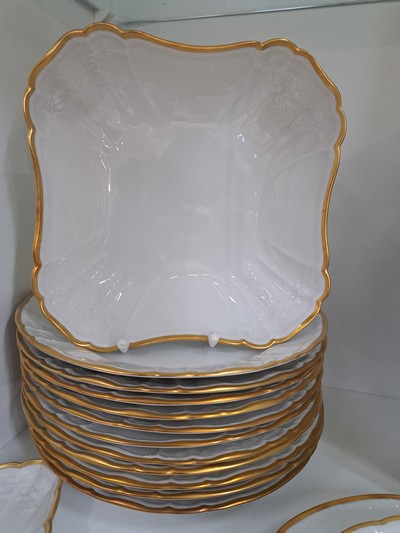 27045735d - Speiseservice für 12 Personen, KPM Berlin, Modell Rocaille, weiß mit Relief und ...