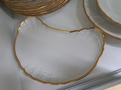 27045735f - Speiseservice für 12 Personen, KPM Berlin, Modell Rocaille, weiß mit Relief und ...