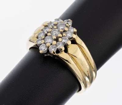 Image 14 kt Gold Brillant-Ring, GG 585/000, blütenförm. Ringkopf mit 14 Brillanten zus. ca. ...