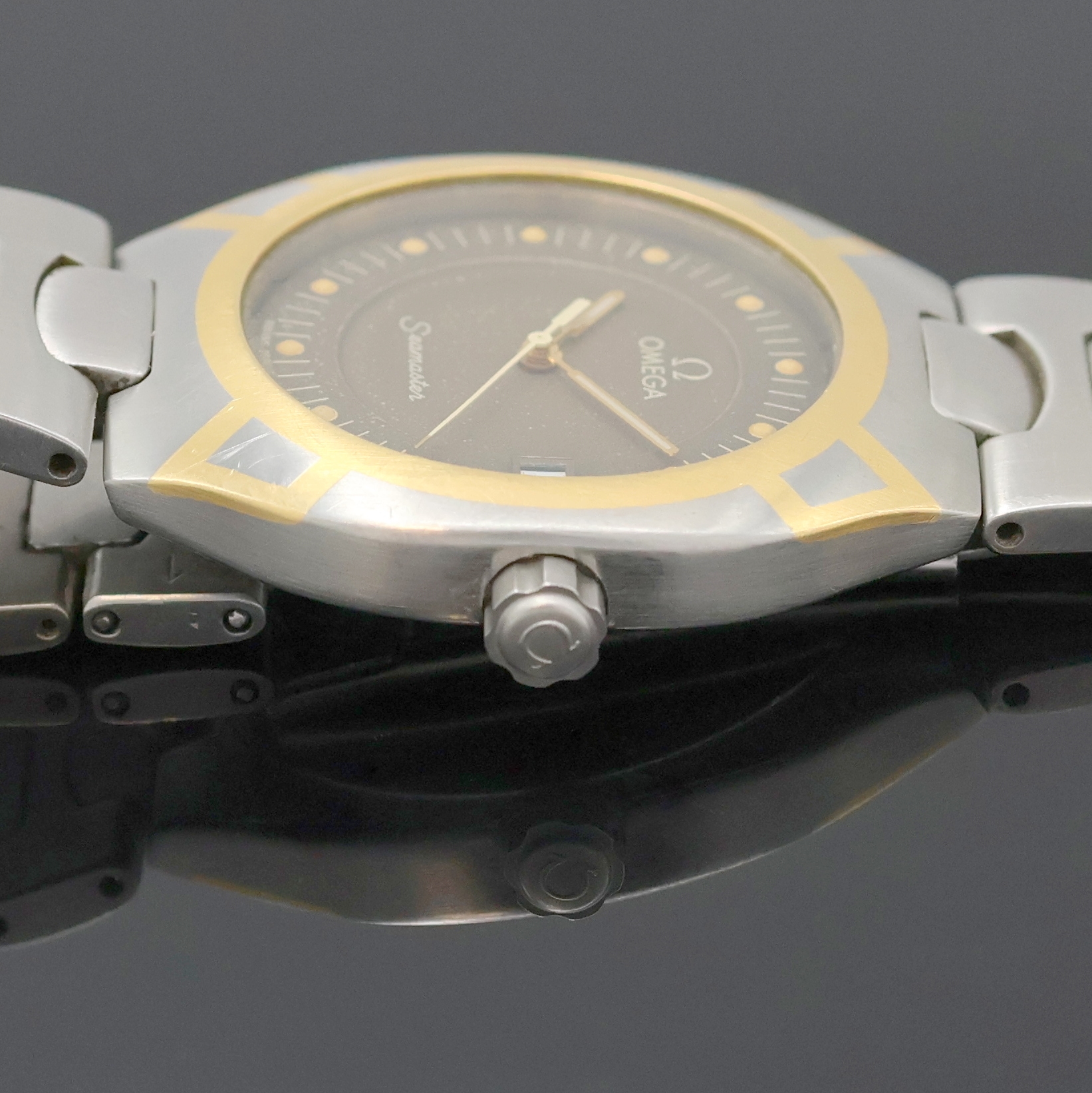 Detail d: OMEGA Seamaster Polaris Armbanduhr Referenz 396.1022/396.1222, Schweiz um 1990, quarz, Edelstahlgeh. GG intarsiert, orig. Gliederband m. Faltschl., ...