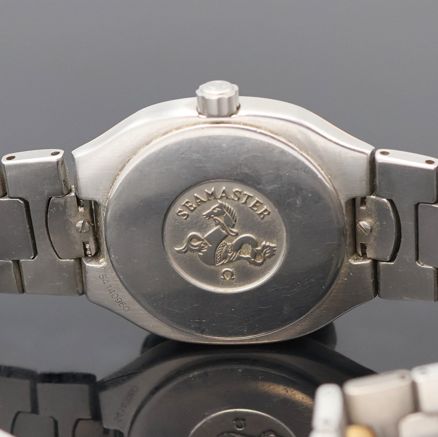Detail e: OMEGA Seamaster Polaris Armbanduhr Referenz 396.1022/396.1222, Schweiz um 1990, quarz, Edelstahlgeh. GG intarsiert, orig. Gliederband m. Faltschl., ...