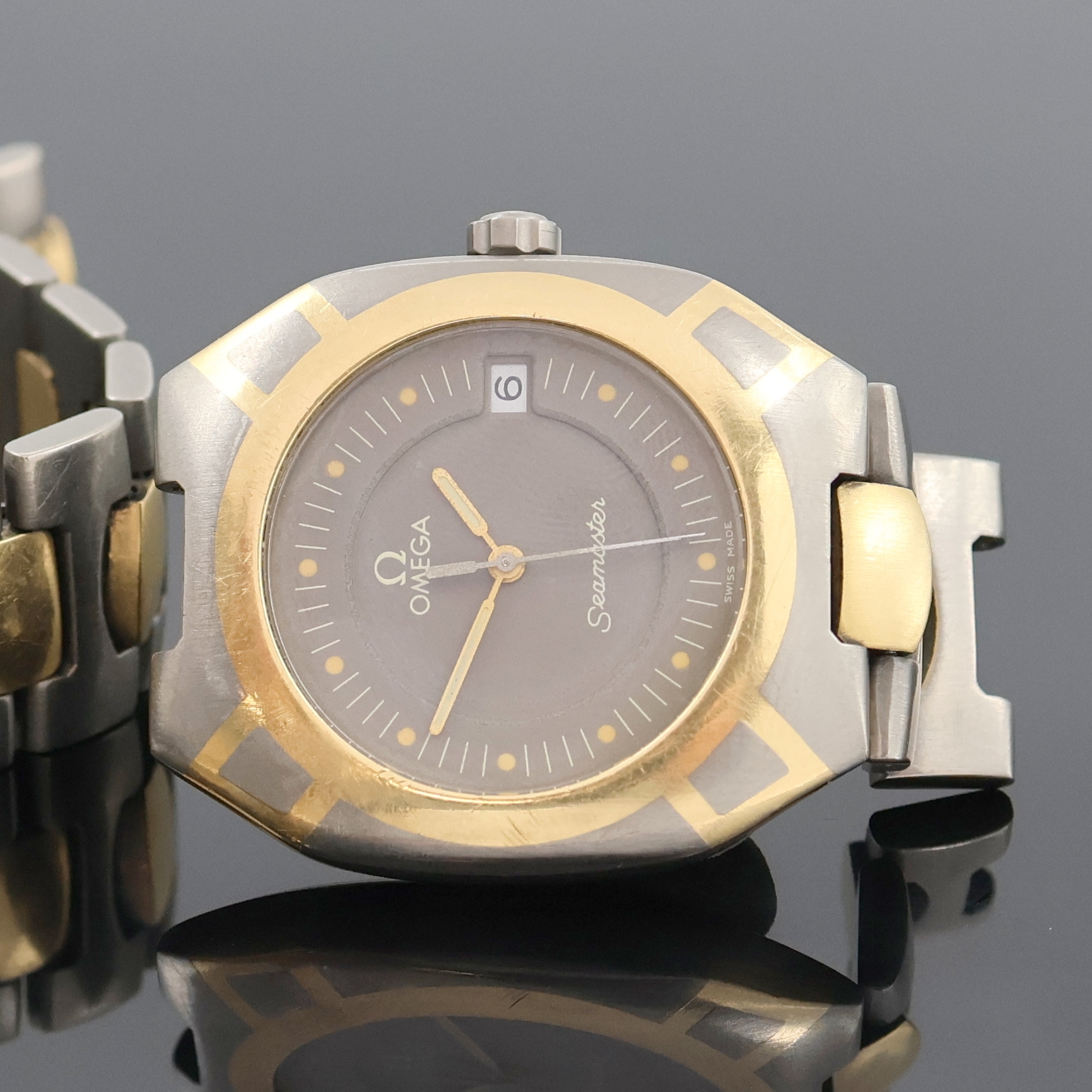 Detail a: OMEGA Seamaster Polaris in Titan/Gold Referenz 1960257/3960952, quarz, GG intarsiert, Boden aufgedr., orig. Band m. Gold-Zwischengliedern, graues ...