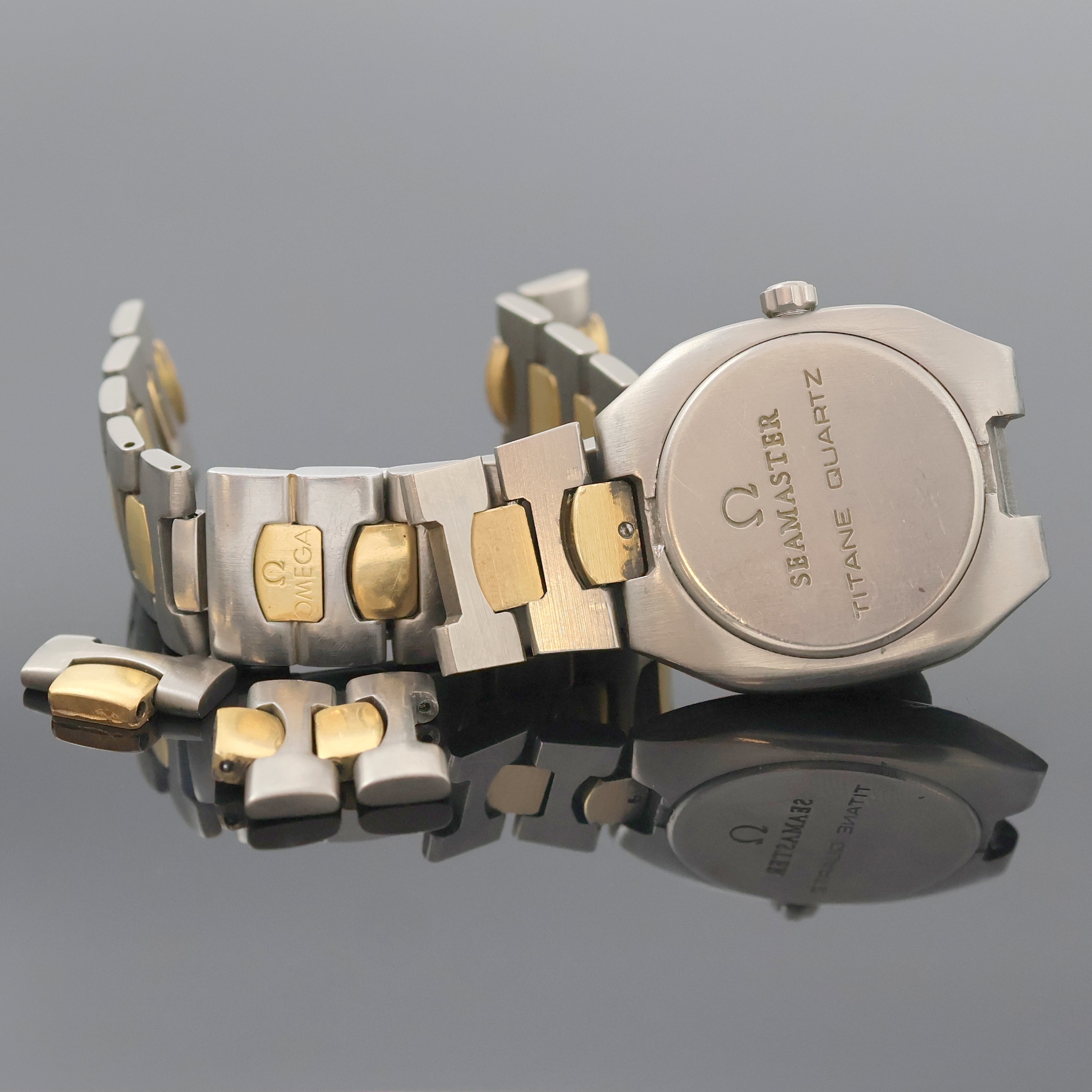Detail b: OMEGA Seamaster Polaris in Titan/Gold Referenz 1960257/3960952, quarz, GG intarsiert, Boden aufgedr., orig. Band m. Gold-Zwischengliedern, graues ...