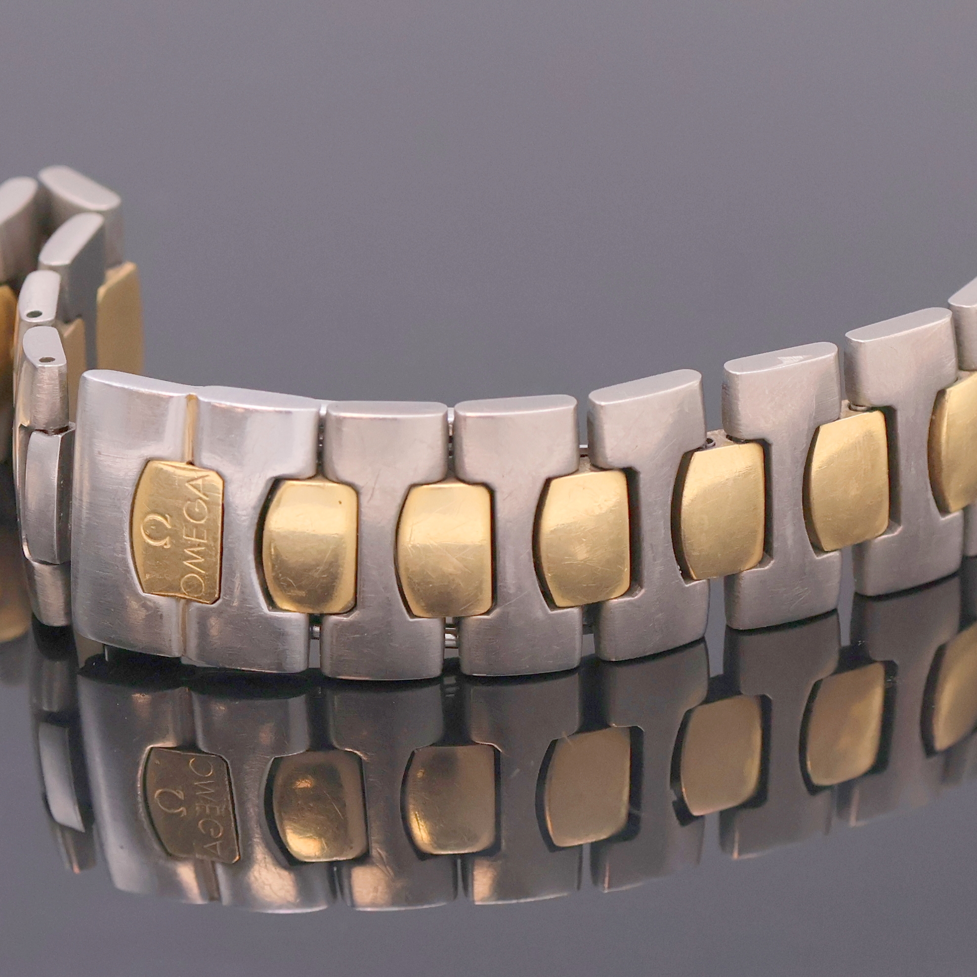 Detail d: OMEGA Seamaster Polaris in Titan/Gold Referenz 1960257/3960952, quarz, GG intarsiert, Boden aufgedr., orig. Band m. Gold-Zwischengliedern, graues ...