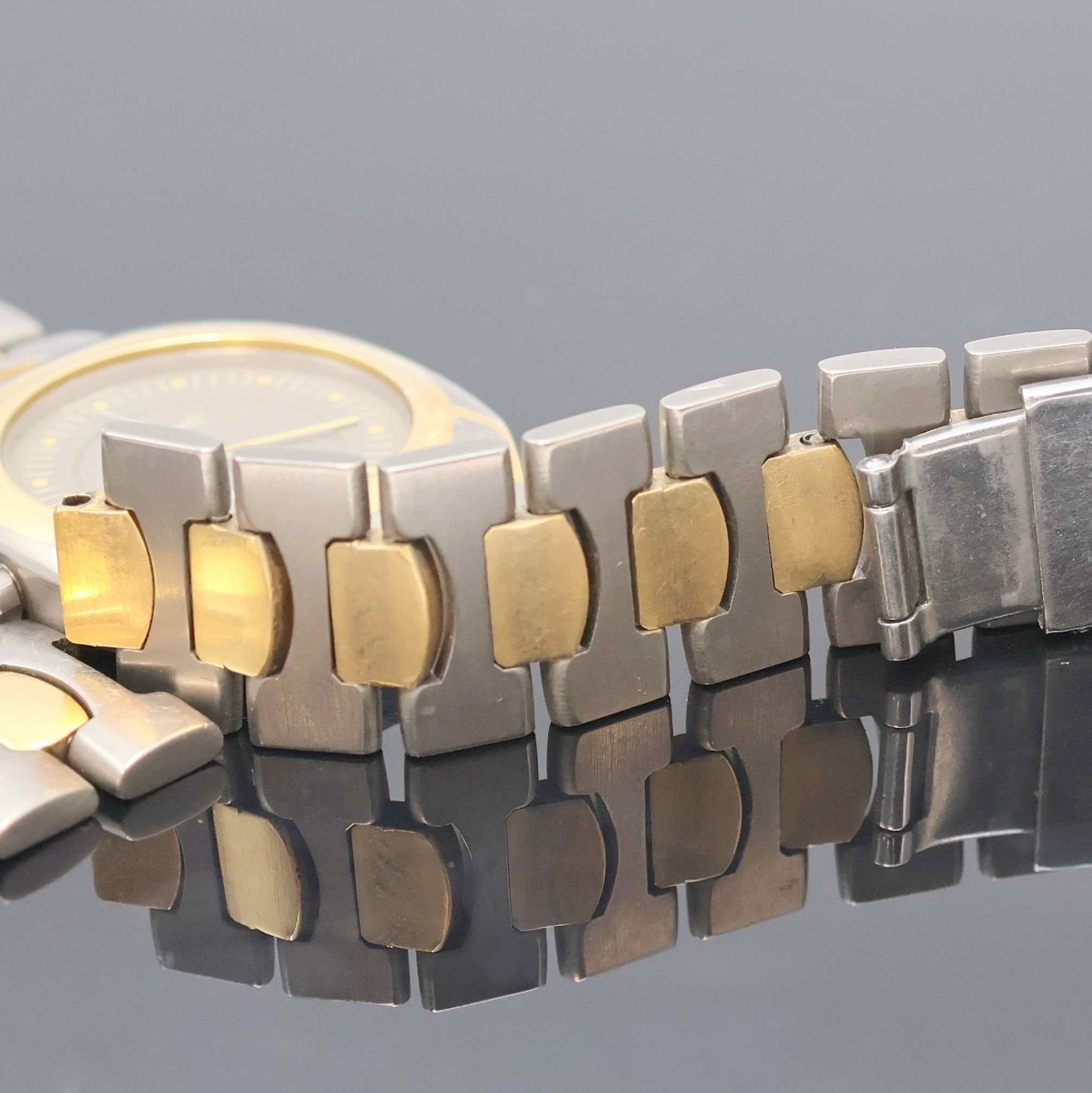 Detail e: OMEGA Seamaster Polaris in Titan/Gold Referenz 1960257/3960952, quarz, GG intarsiert, Boden aufgedr., orig. Band m. Gold-Zwischengliedern, graues ...