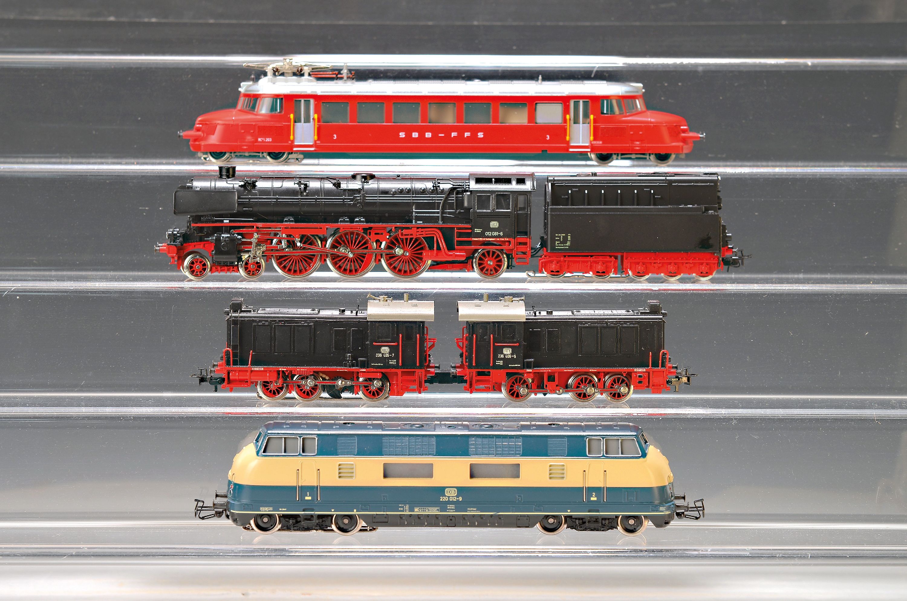 Image 27045848 - Konvolut Modelleisenbahnen: Märklin, Spur H0, Bj. Loks 1974-1986, Wägen 1975-1988, ...