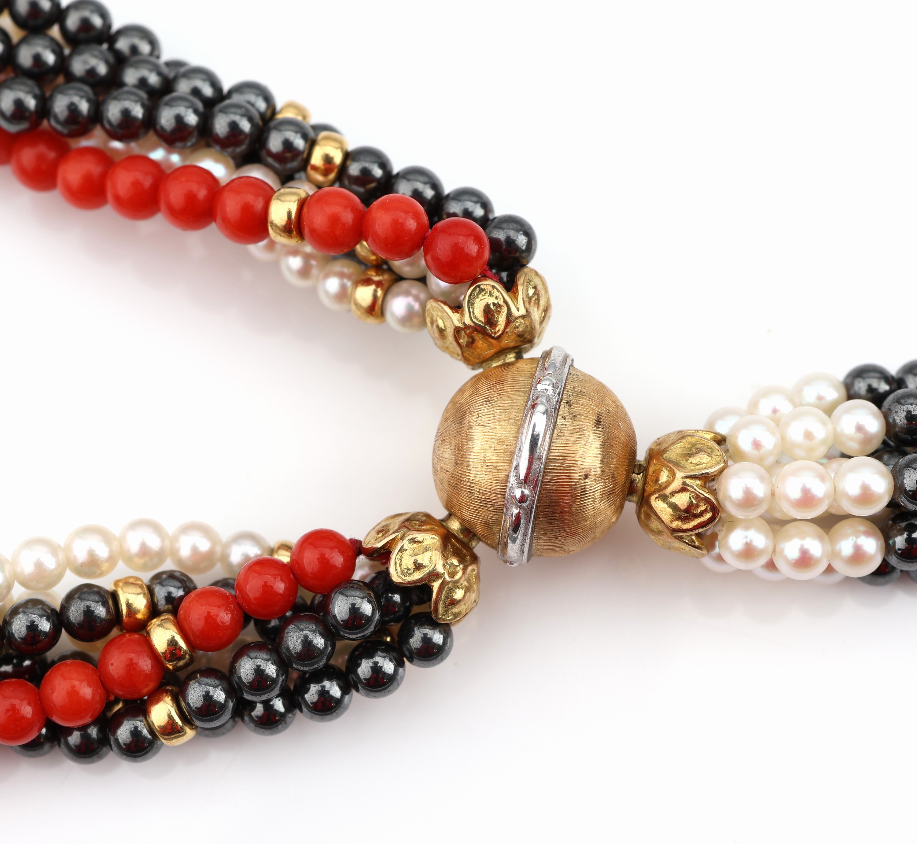 Detail b: Korallen-Hämatit-Perl-Collier mit 18 kt Gold Schließe, 6-rhg., Hämatitkugeln, Korallenkugeln, weiße Zuchtperlen, Goldzwischenkugeln, ...