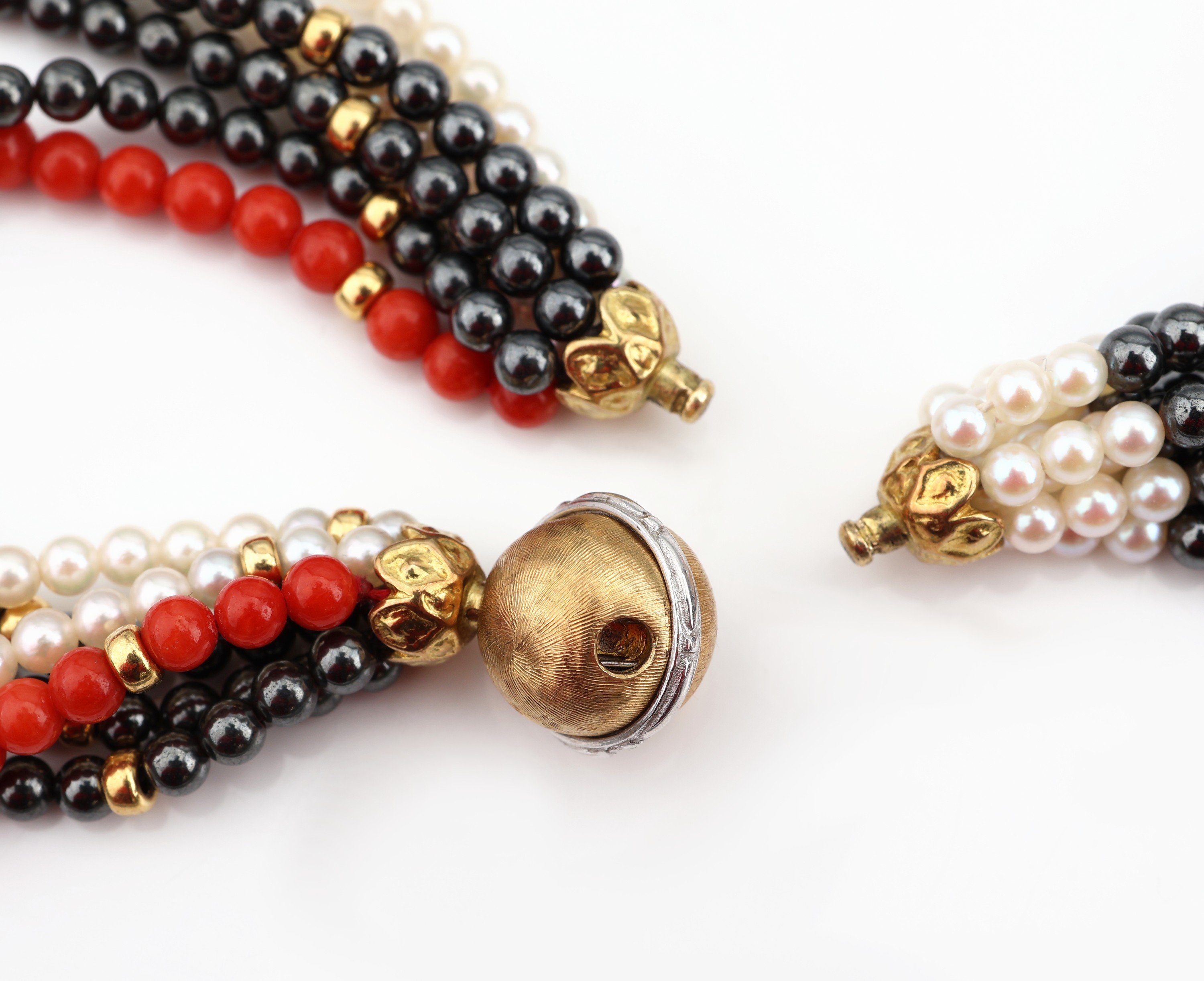 Detail c: Korallen-Hämatit-Perl-Collier mit 18 kt Gold Schließe, 6-rhg., Hämatitkugeln, Korallenkugeln, weiße Zuchtperlen, Goldzwischenkugeln, ...