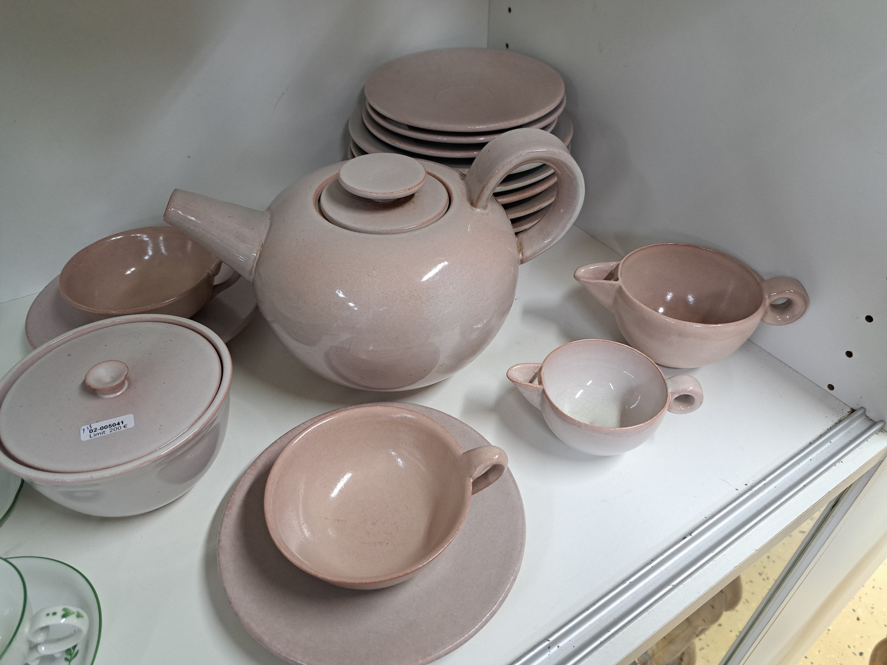 Detail a: Serviceteile, Otto Lindig (1895-1966) für Karlsruher Majolika, um 1923, Modellnr. 4004, hellrote Glasur, 7 Teller, 2 Tasse mit 5 UT, 2 Milchgießer, ...