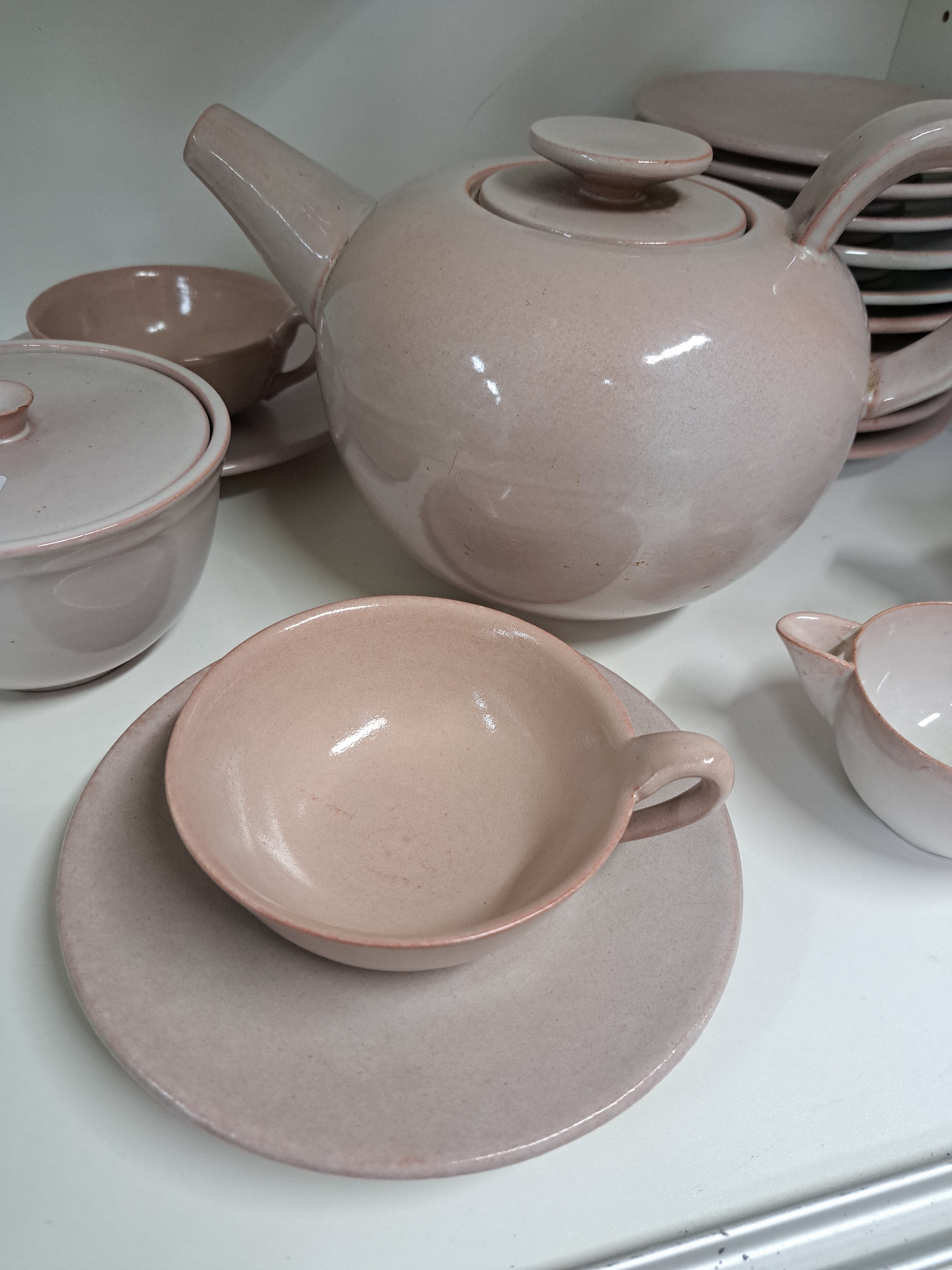 Detail b: Serviceteile, Otto Lindig (1895-1966) für Karlsruher Majolika, um 1923, Modellnr. 4004, hellrote Glasur, 7 Teller, 2 Tasse mit 5 UT, 2 Milchgießer, ...