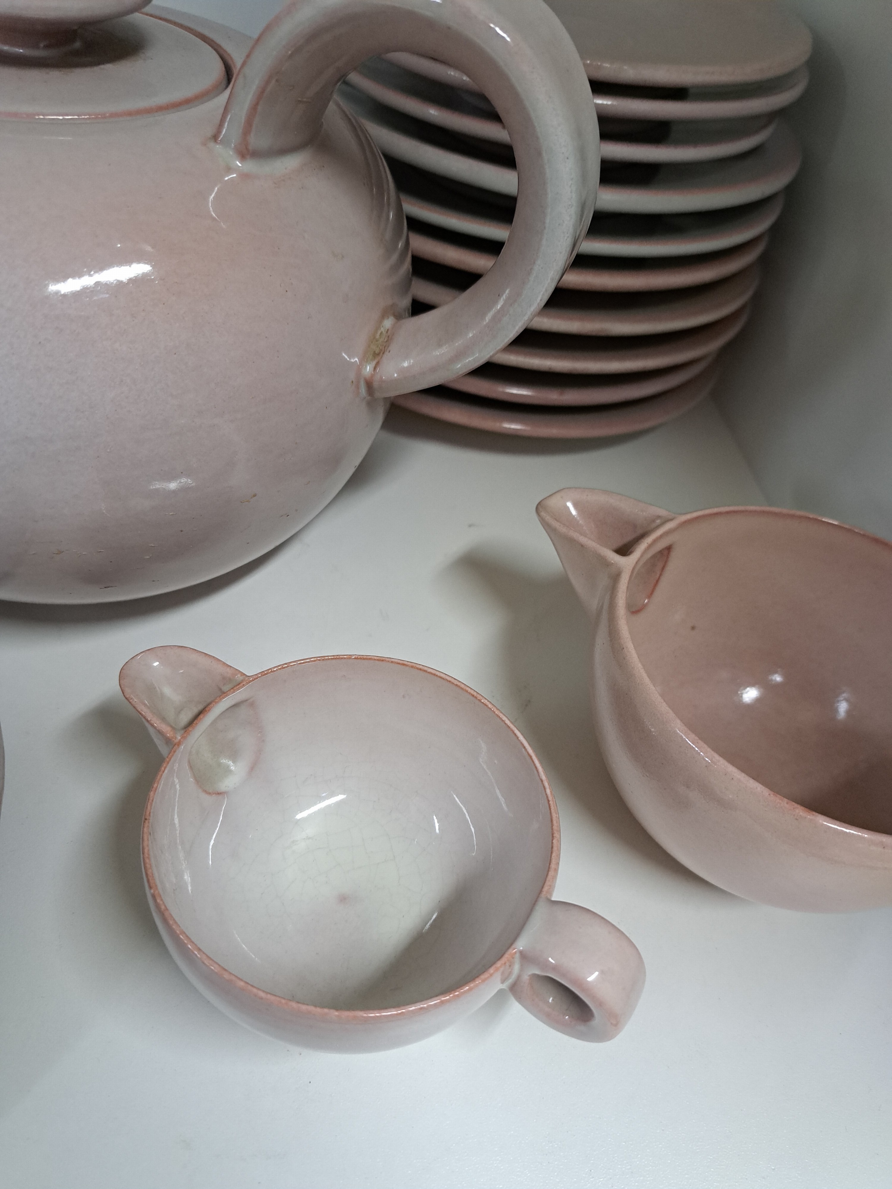 Detail c: Serviceteile, Otto Lindig (1895-1966) für Karlsruher Majolika, um 1923, Modellnr. 4004, hellrote Glasur, 7 Teller, 2 Tasse mit 5 UT, 2 Milchgießer, ...