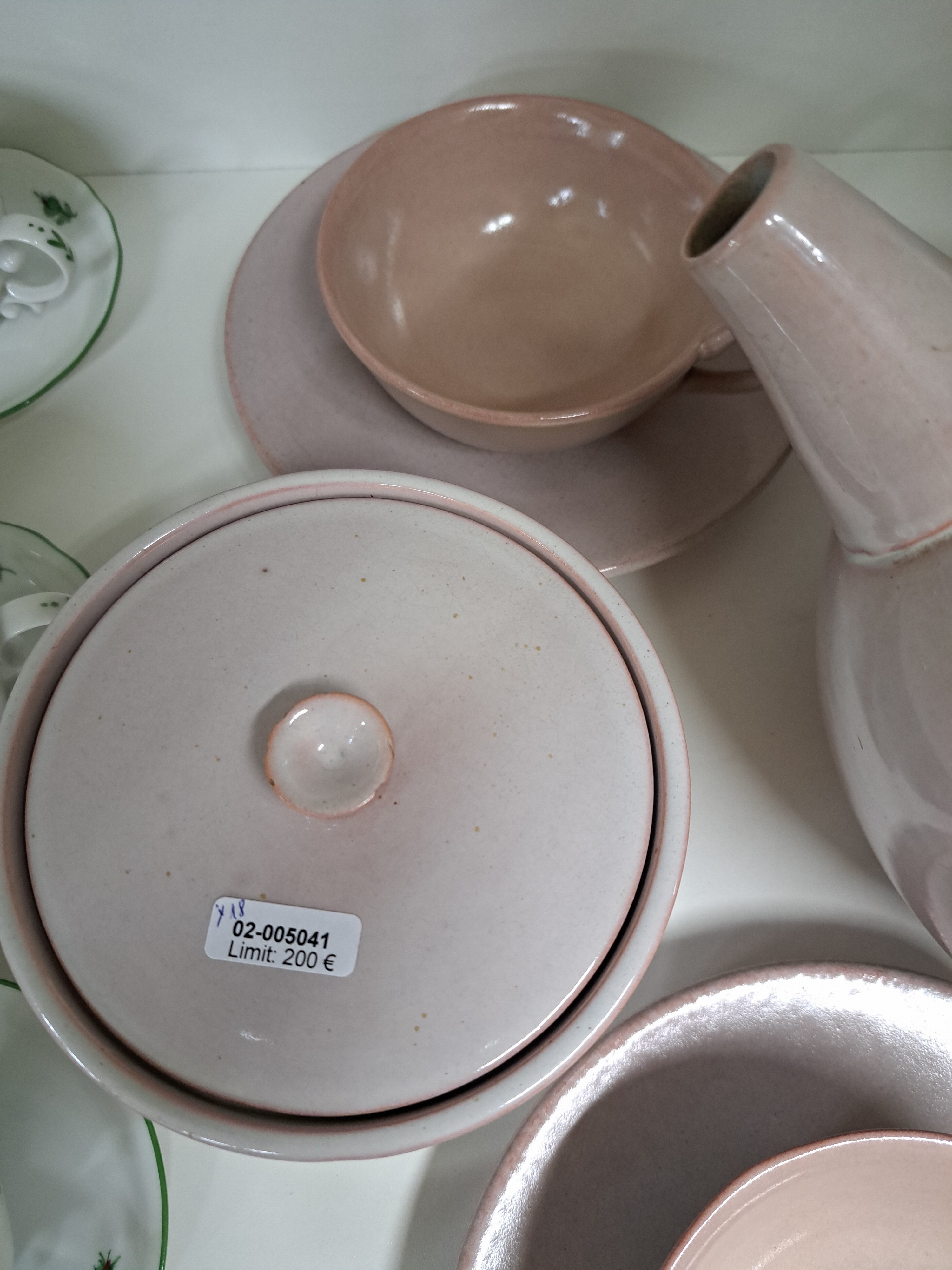 Detail f: Serviceteile, Otto Lindig (1895-1966) für Karlsruher Majolika, um 1923, Modellnr. 4004, hellrote Glasur, 7 Teller, 2 Tasse mit 5 UT, 2 Milchgießer, ...