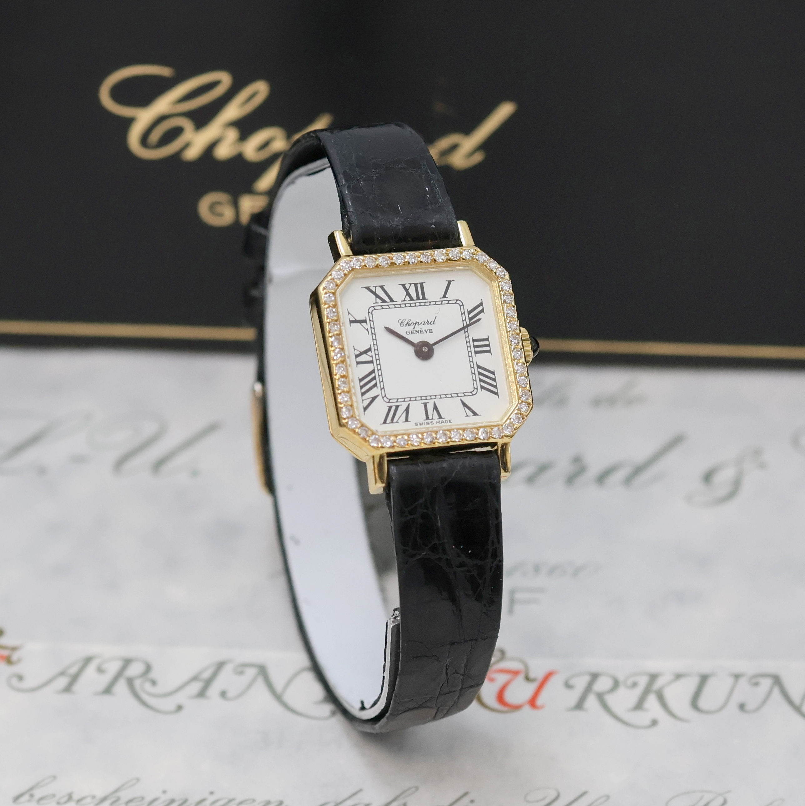 Detail b: CHOPARD Damenarmbanduhr in GG 750/000 mit Diamantlünette Referenz 5087, Handaufzug, 2 -teil. Geh., Boden aufgedr., orig. Lederband m. verg. orig. ...