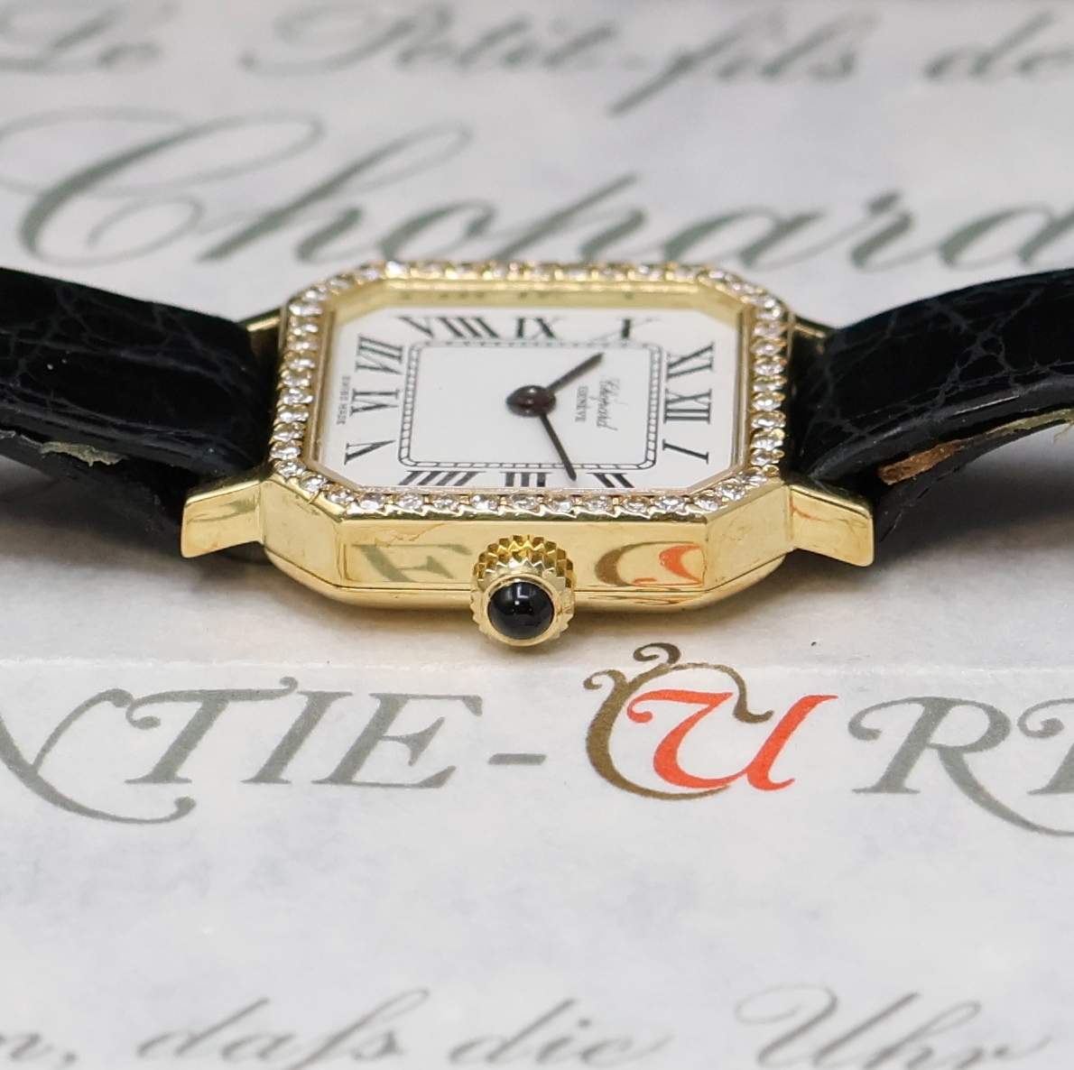 Detail d: CHOPARD Damenarmbanduhr in GG 750/000 mit Diamantlünette Referenz 5087, Handaufzug, 2 -teil. Geh., Boden aufgedr., orig. Lederband m. verg. orig. ...