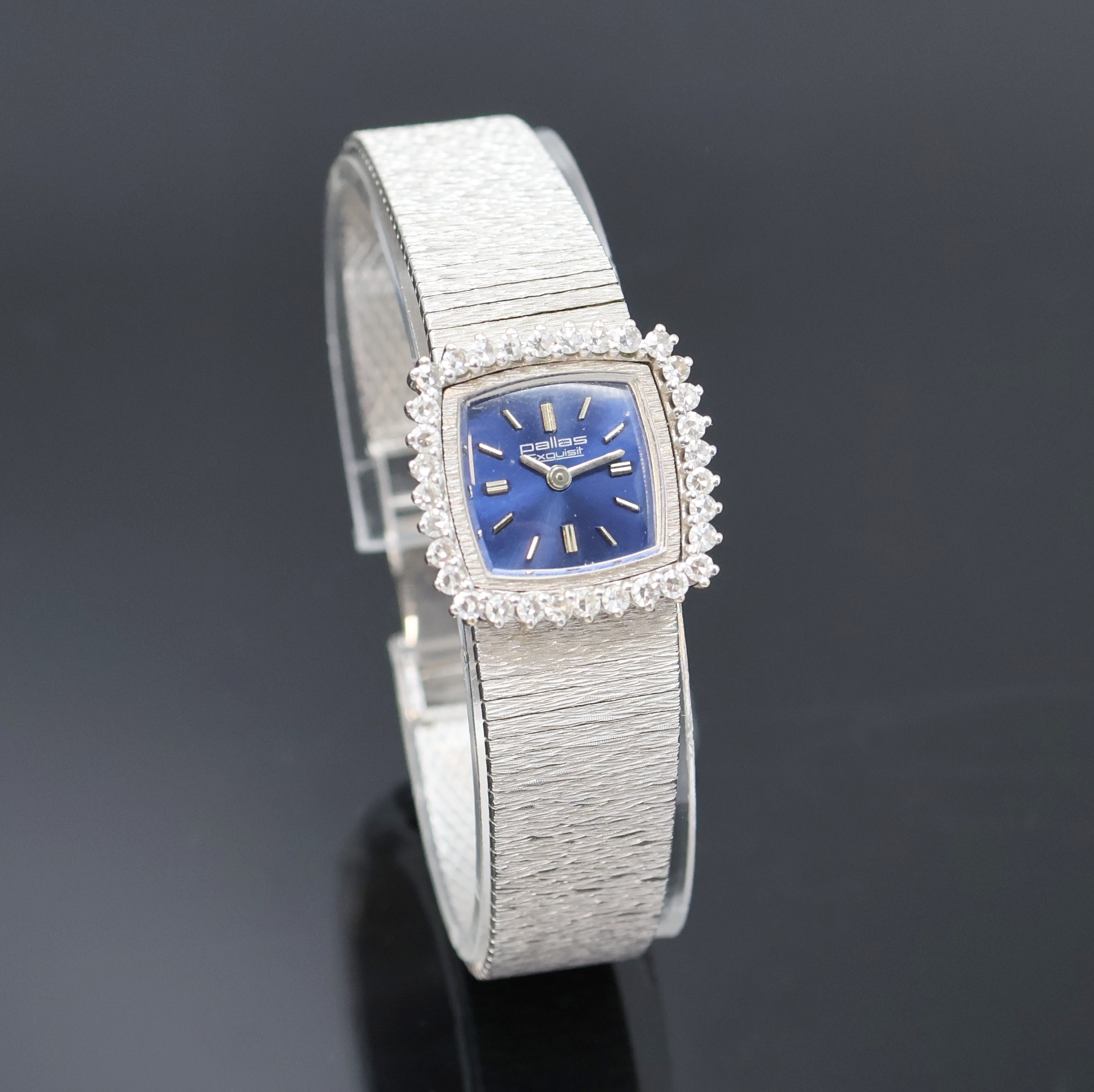 Detail b: PALLAS Exquisit Damenarmbanduhr in WG 750/000 mit Diamantlünette, Handaufzug, Deutschland 1960er Jahre, 2-teil. Geh. inkl. Milanaiseband, Boden ...