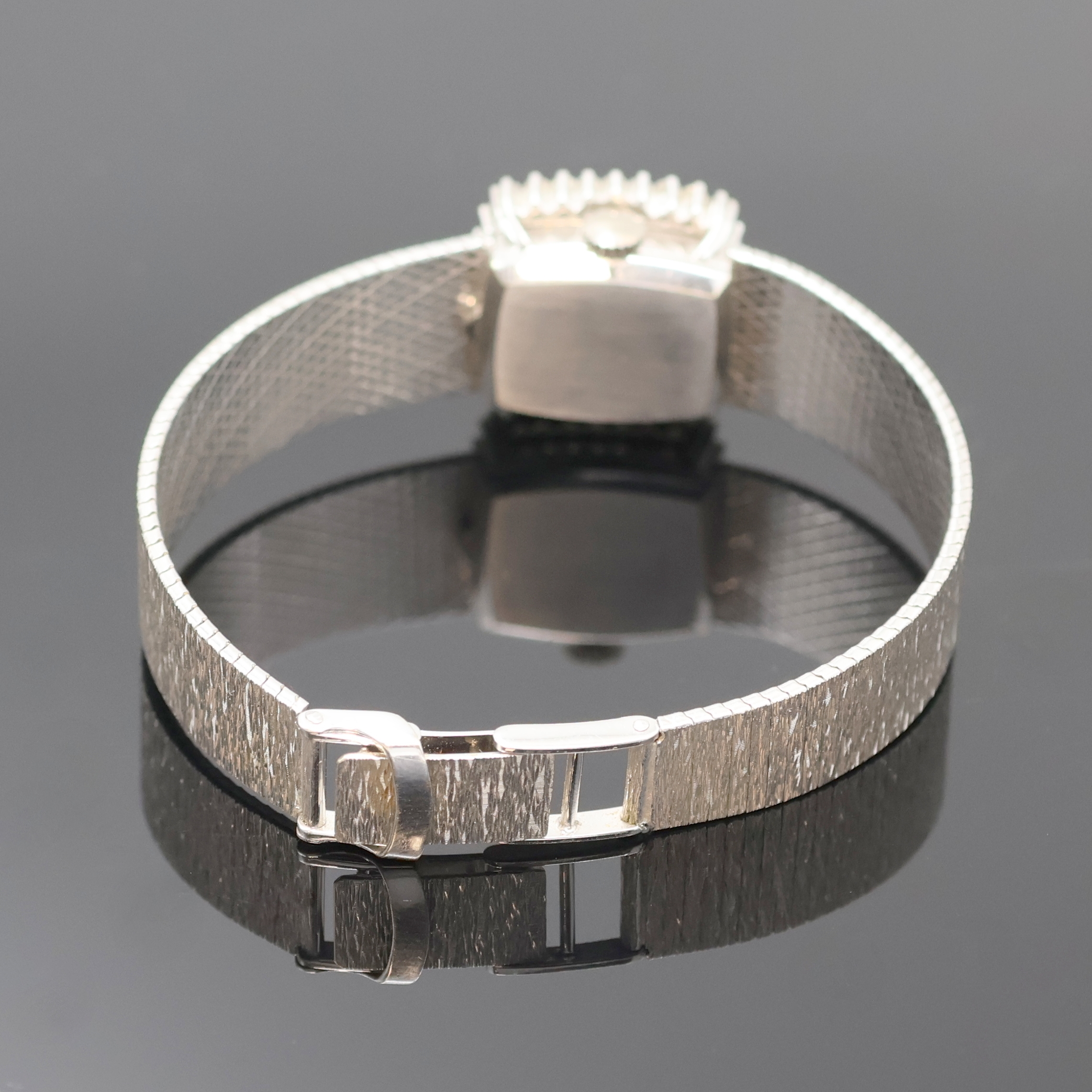 Detail c: PALLAS Exquisit Damenarmbanduhr in WG 750/000 mit Diamantlünette, Handaufzug, Deutschland 1960er Jahre, 2-teil. Geh. inkl. Milanaiseband, Boden ...
