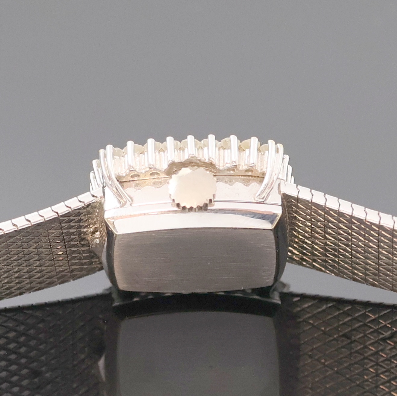 Detail d: PALLAS Exquisit Damenarmbanduhr in WG 750/000 mit Diamantlünette, Handaufzug, Deutschland 1960er Jahre, 2-teil. Geh. inkl. Milanaiseband, Boden ...