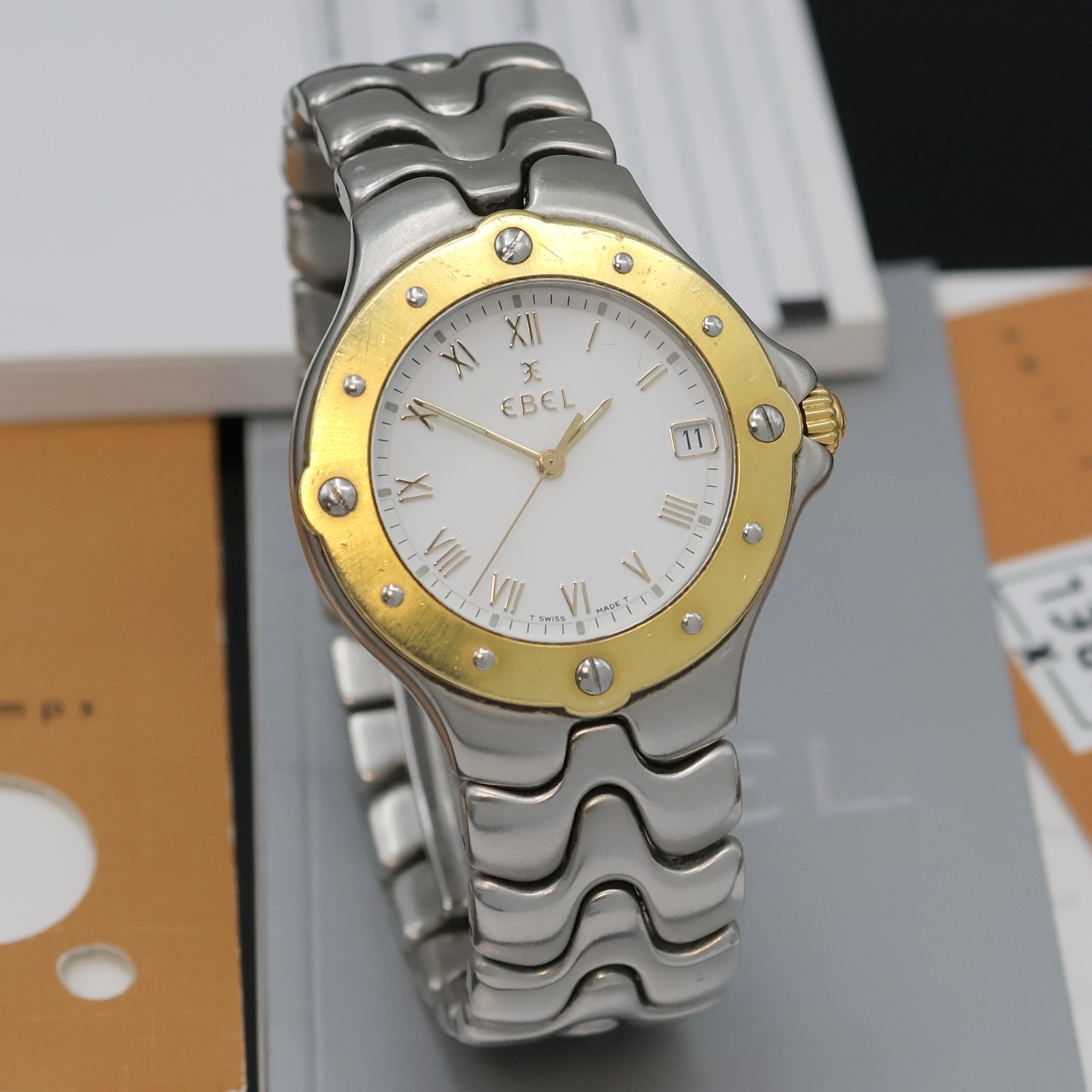 Detail b: EBEL Herrenarmbanduhr Model Sportwave Referenz 6187631, quarz, Edelstahl/Gold komb. inkl. Gliederband m. dopp. Faltschl., Boden verschr., weißes ...
