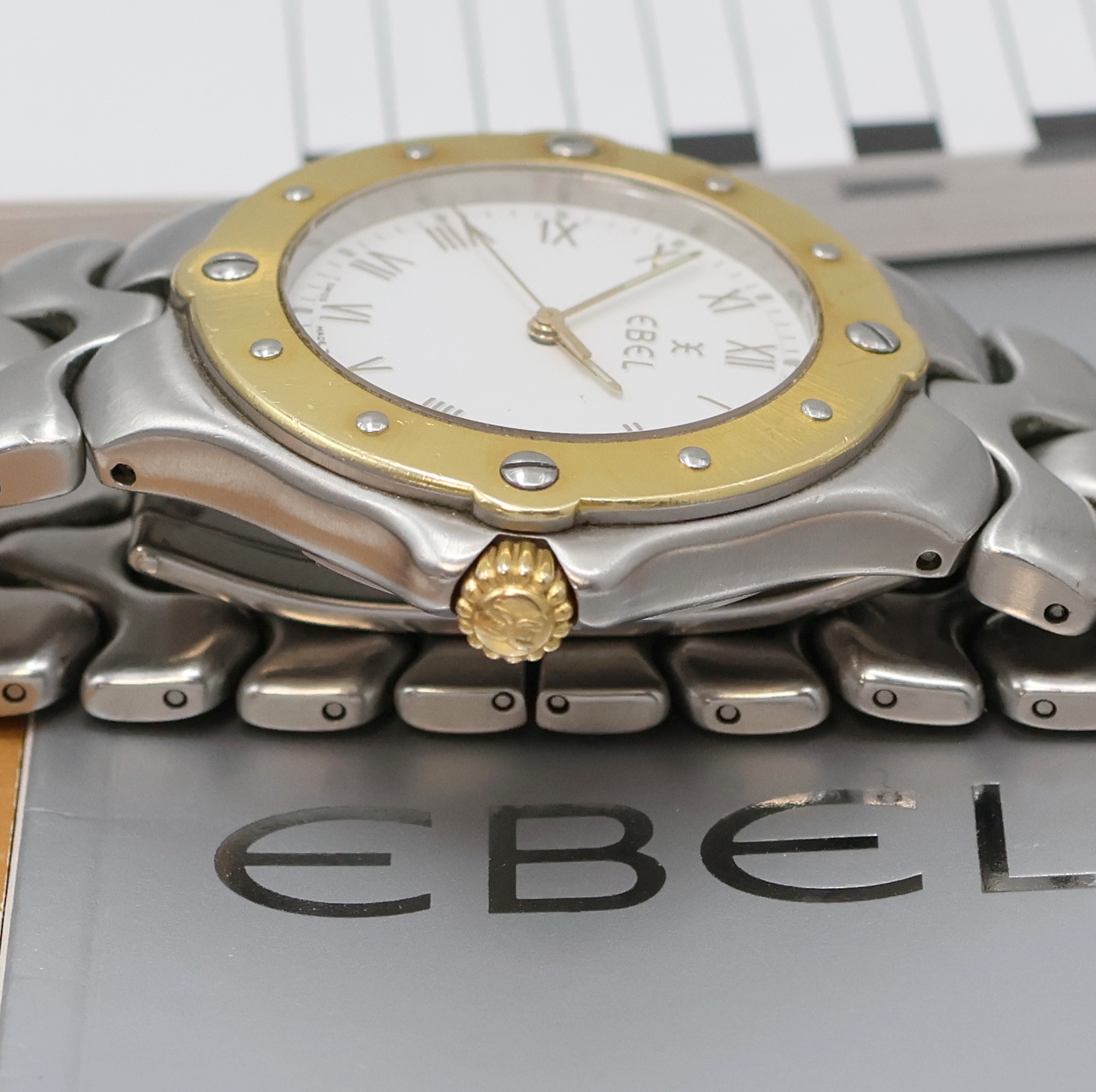 Detail d: EBEL Herrenarmbanduhr Model Sportwave Referenz 6187631, quarz, Edelstahl/Gold komb. inkl. Gliederband m. dopp. Faltschl., Boden verschr., weißes ...