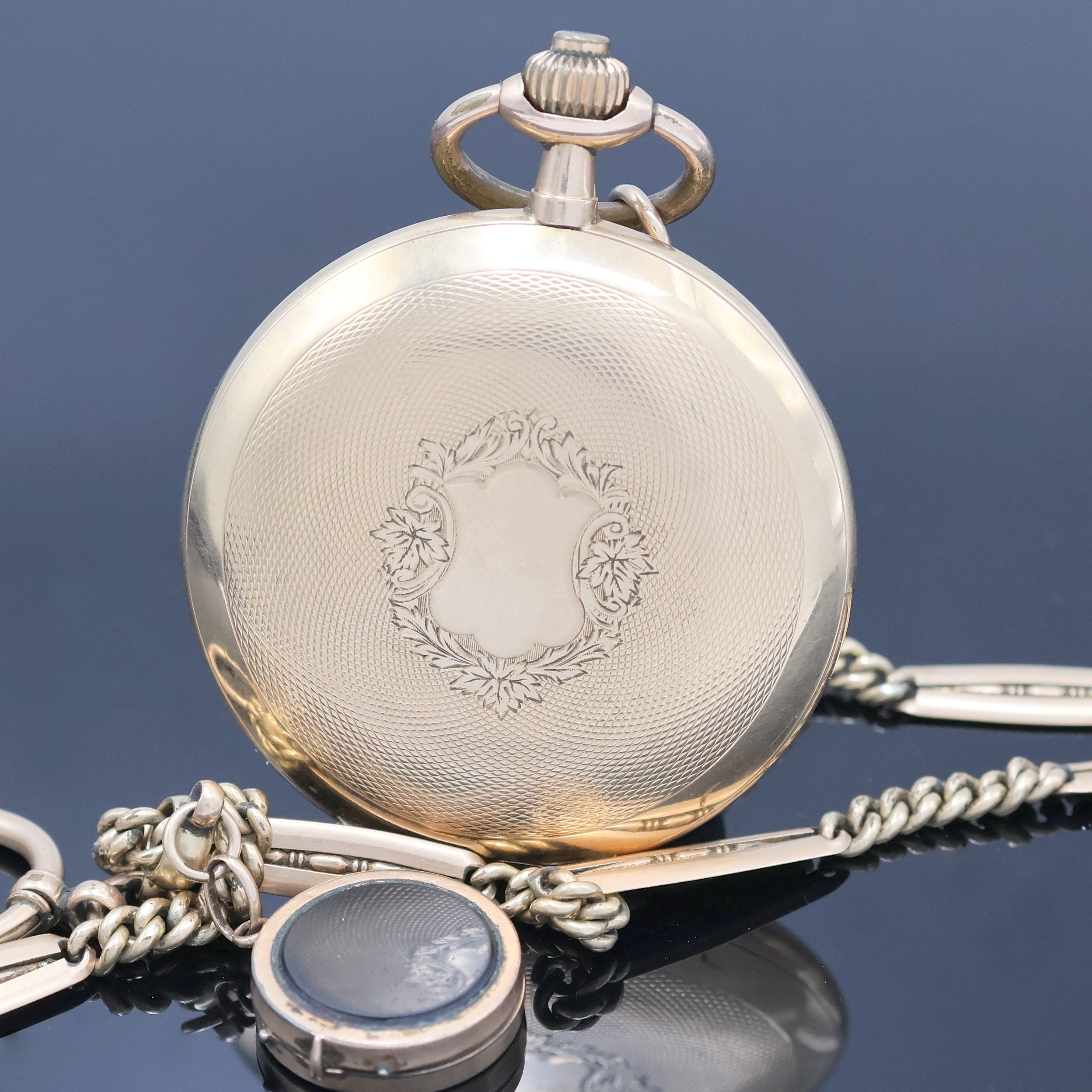 Detail a: Fabrique d'Horlogerie de Fontainemelon SA Savonette Herrentaschenuhr in RG 585/000 an vergoldeter Kette, Schweiz um 1900, beids. guill. 2-Deckel ...
