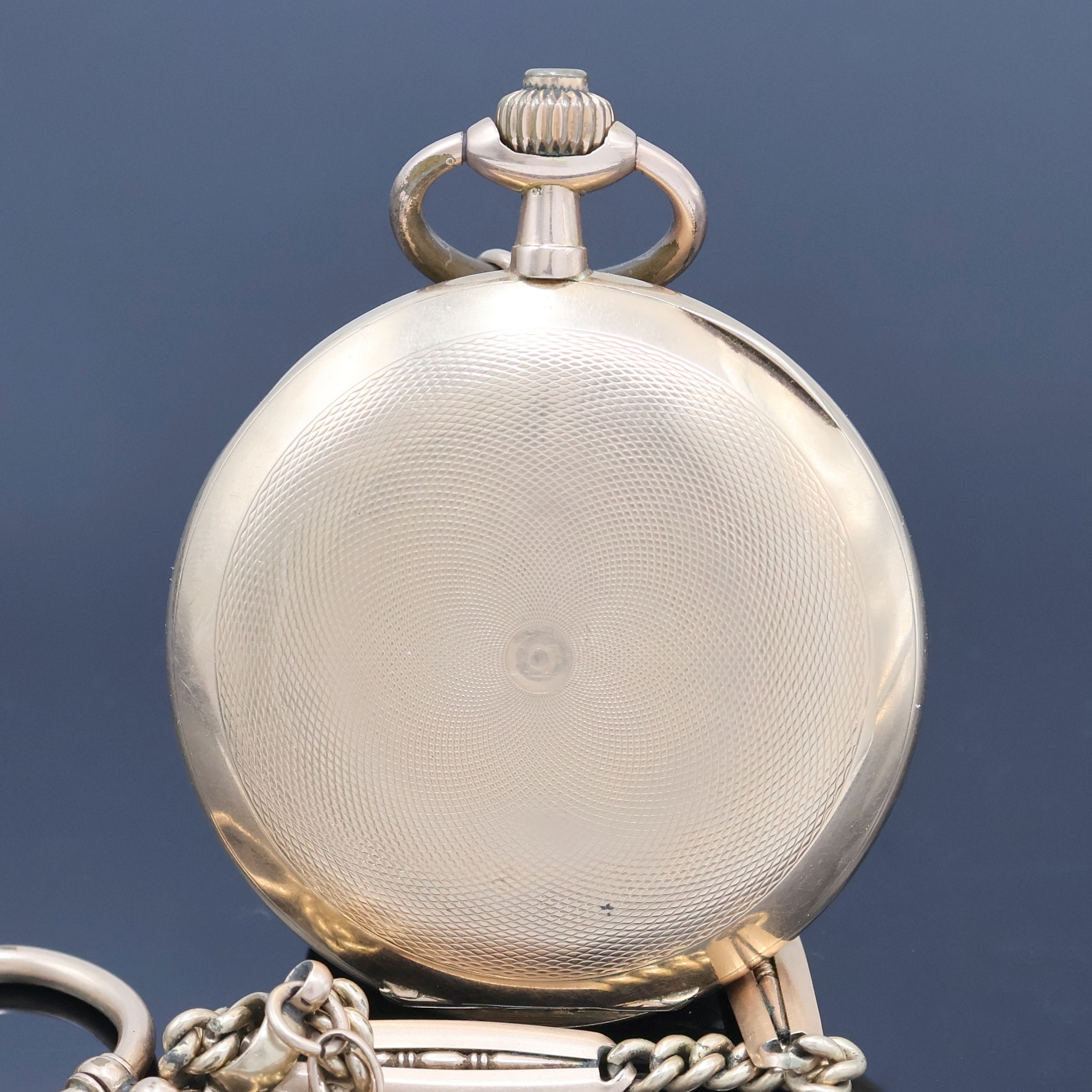 Detail b: Fabrique d'Horlogerie de Fontainemelon SA Savonette Herrentaschenuhr in RG 585/000 an vergoldeter Kette, Schweiz um 1900, beids. guill. 2-Deckel ...