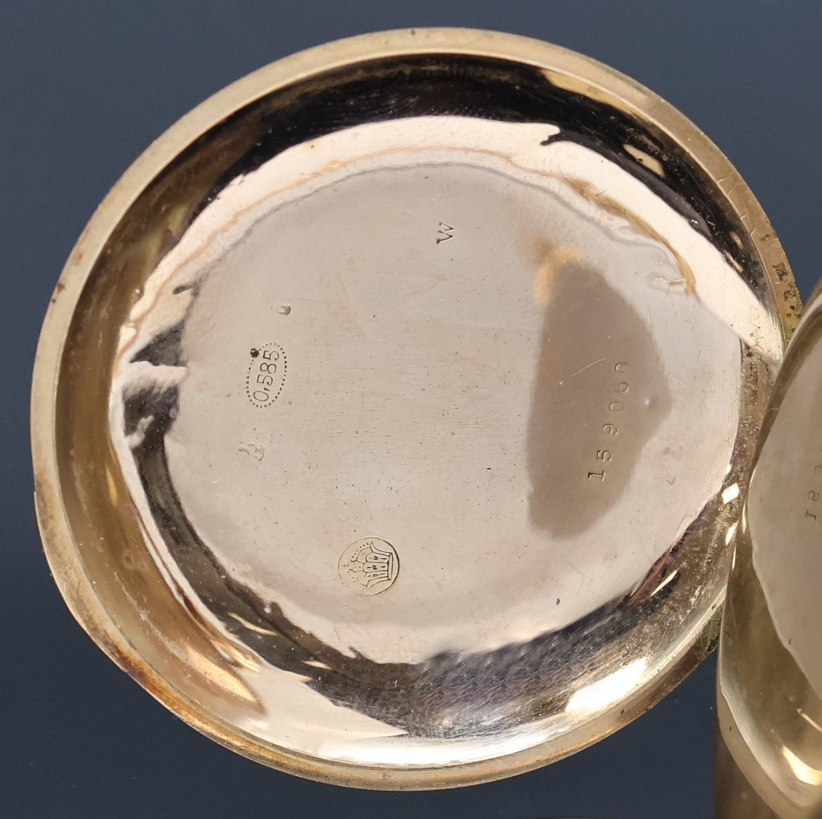 Detail d: Fabrique d'Horlogerie de Fontainemelon SA Savonette Herrentaschenuhr in RG 585/000 an vergoldeter Kette, Schweiz um 1900, beids. guill. 2-Deckel ...
