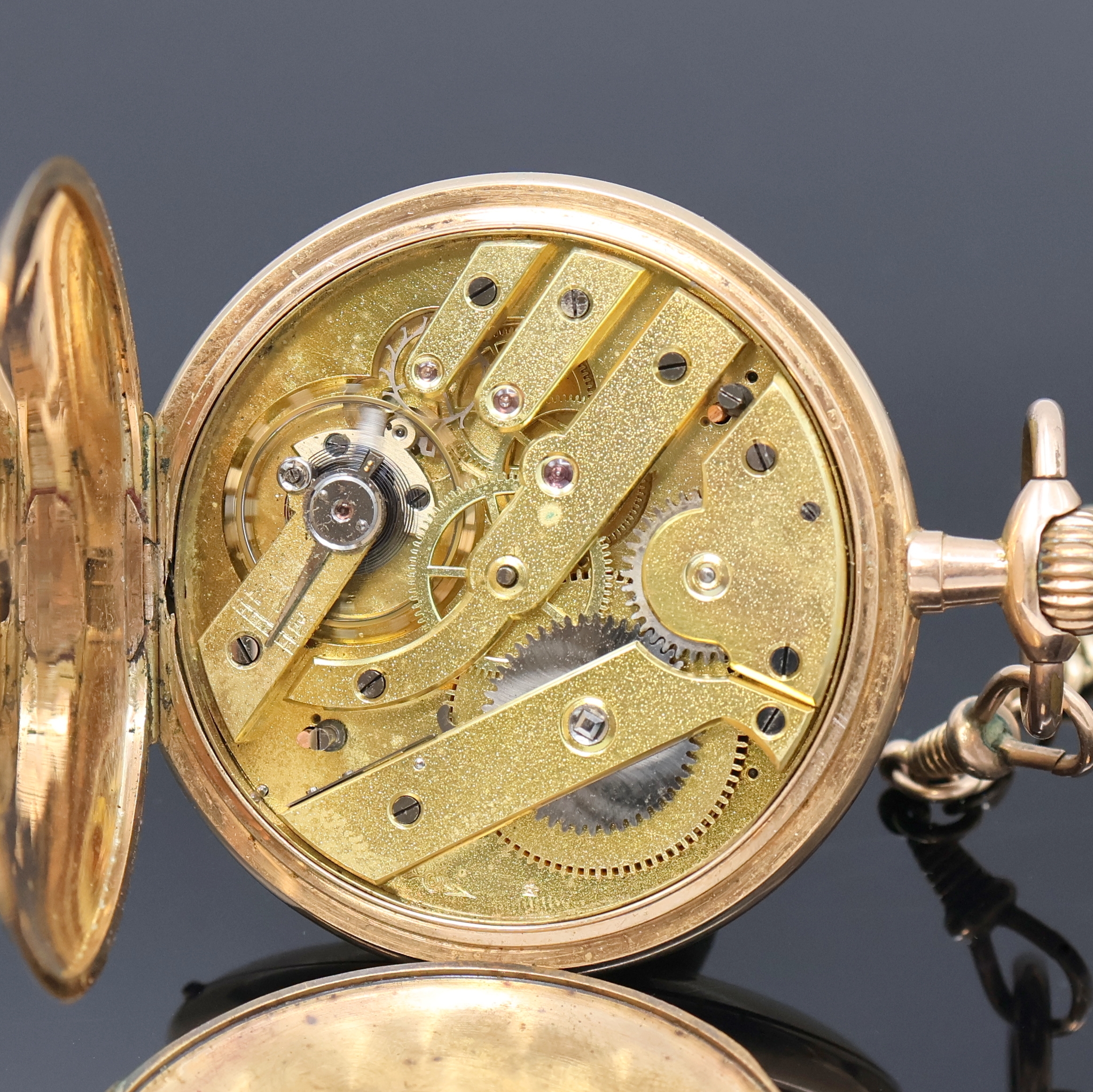 Detail e: Fabrique d'Horlogerie de Fontainemelon SA Savonette Herrentaschenuhr in RG 585/000 an vergoldeter Kette, Schweiz um 1900, beids. guill. 2-Deckel ...