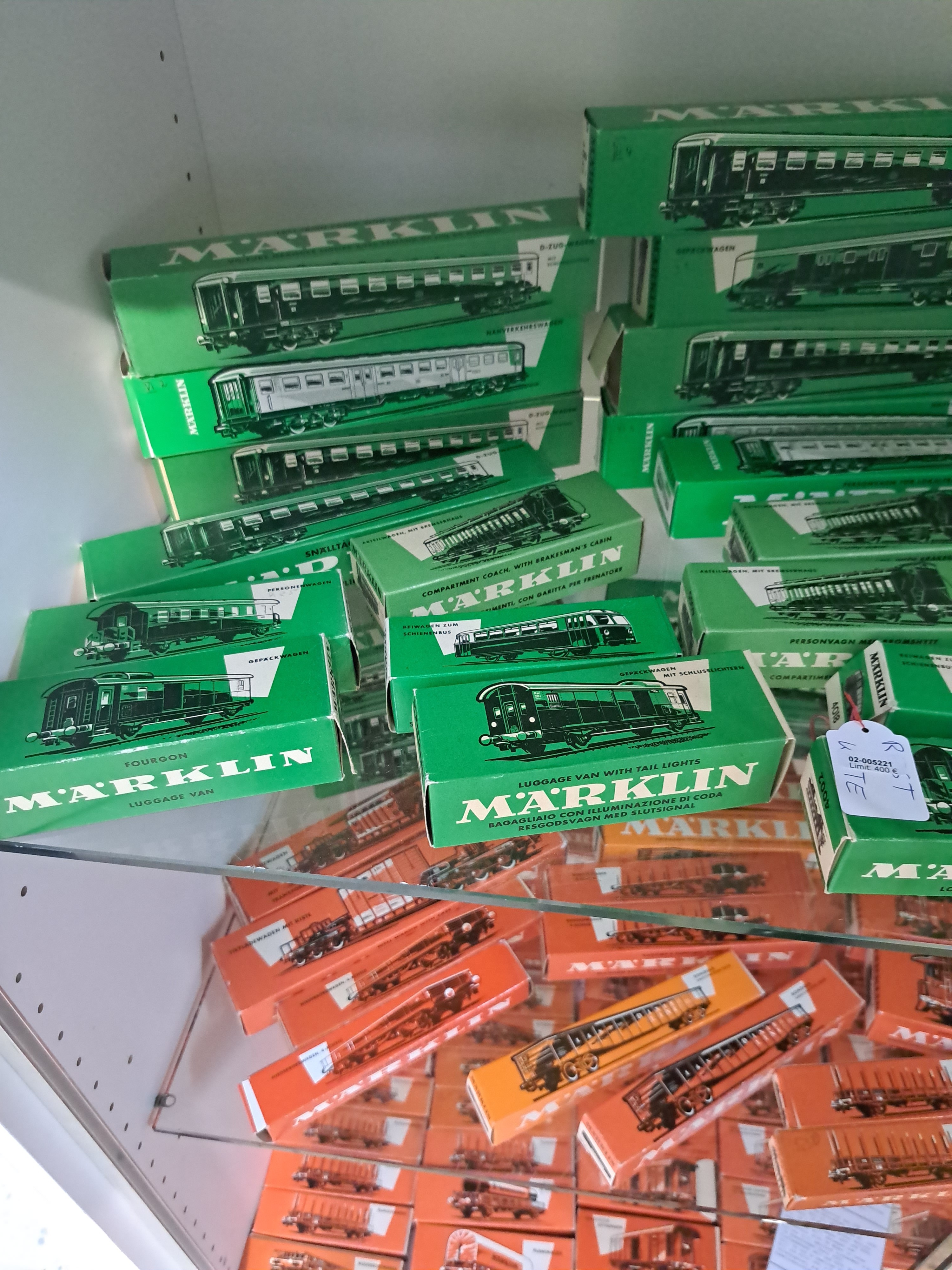 Detail a: Umfangreiches Konvolut aus 138 Personen- und Güterwägen in OVP, Märklin, Spur H0, überwiegend Bj. 1956 bis 1964, 39 Wägen in grünen Kartons ...