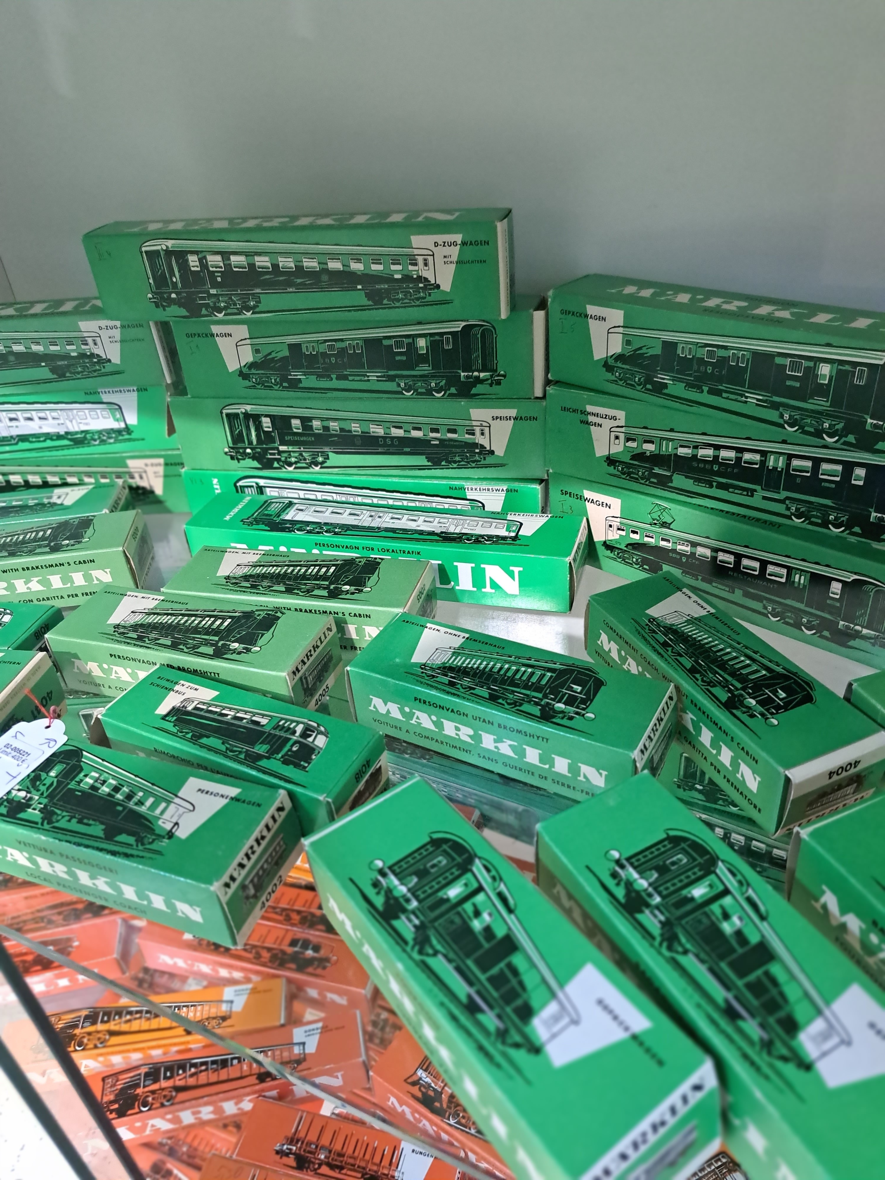 Detail d: Umfangreiches Konvolut aus 138 Personen- und Güterwägen in OVP, Märklin, Spur H0, überwiegend Bj. 1956 bis 1964, 39 Wägen in grünen Kartons ...