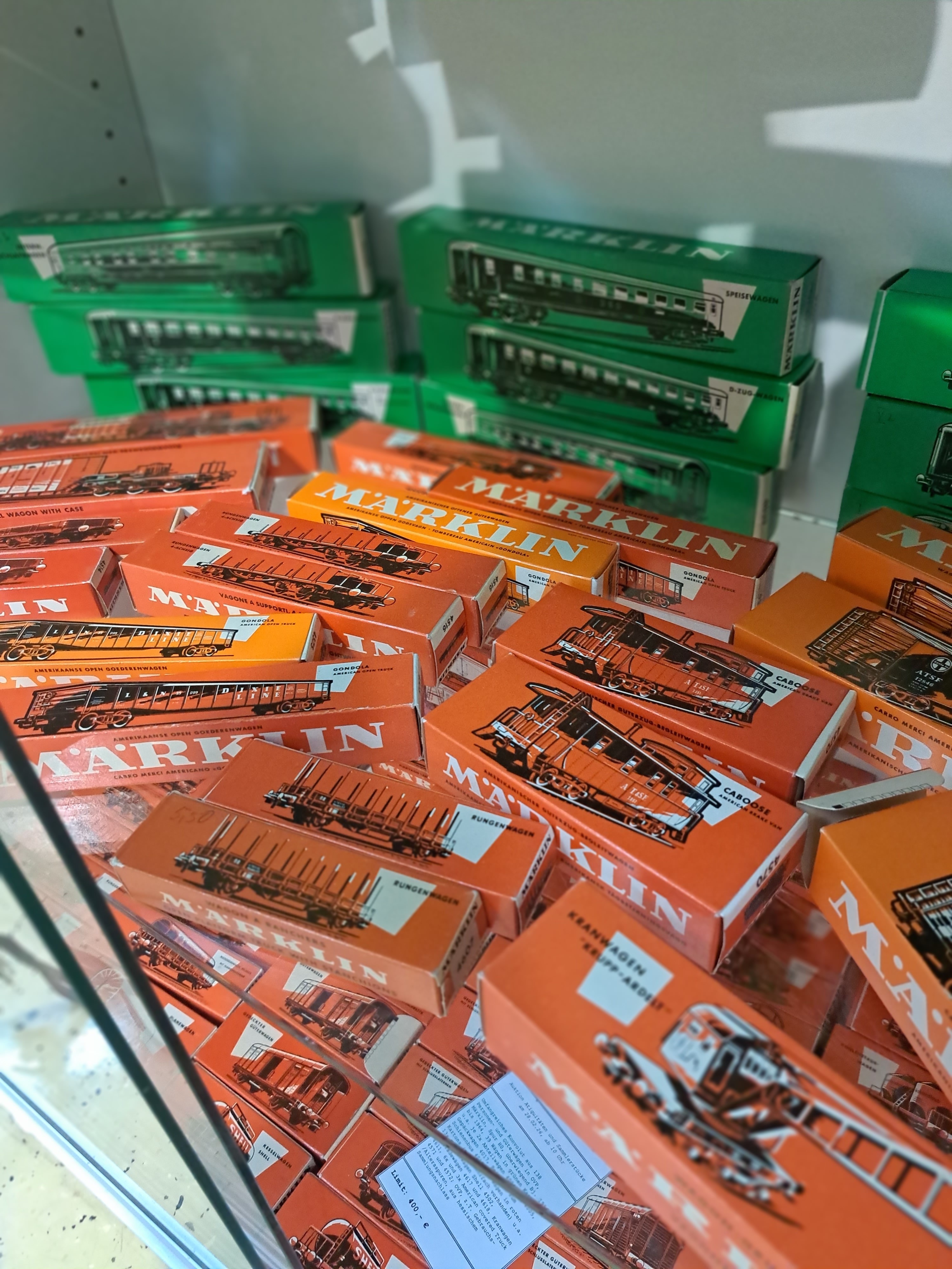 Detail f: Umfangreiches Konvolut aus 138 Personen- und Güterwägen in OVP, Märklin, Spur H0, überwiegend Bj. 1956 bis 1964, 39 Wägen in grünen Kartons ...