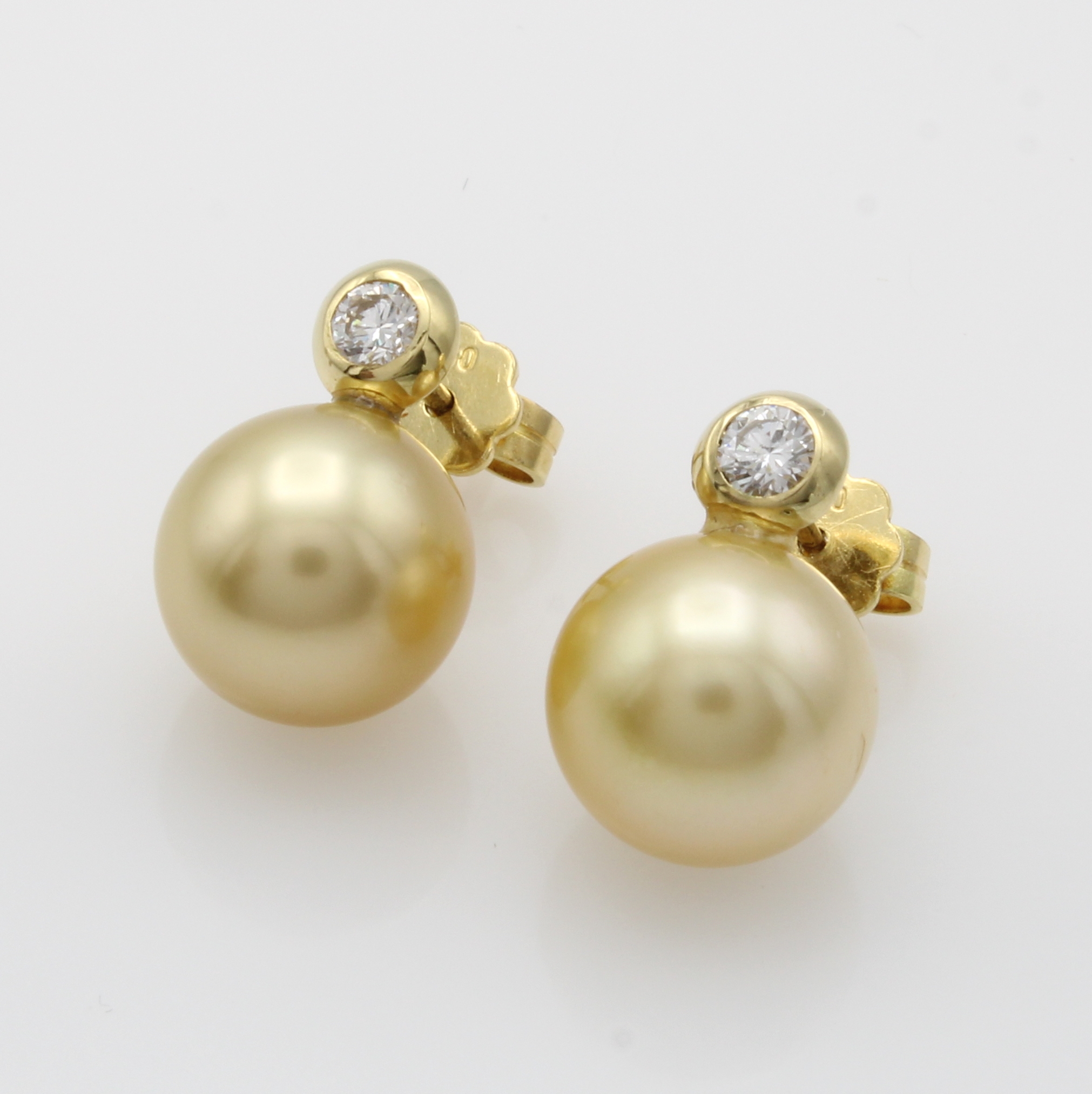 Image 27045876 - Paar Ohrstecker mit Südseezuchtperlen und Brillanten, GG 750/000, Perlen v. goldfarb. ...