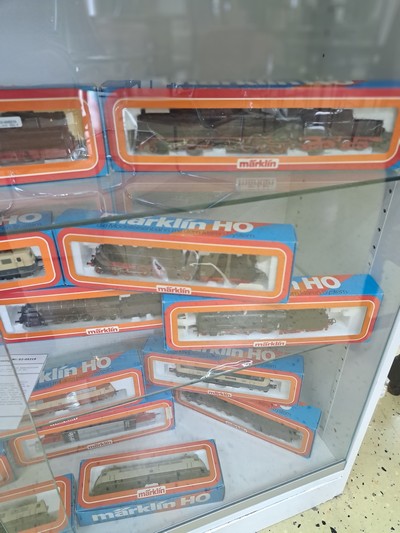 27045848a - Konvolut Modelleisenbahnen: Märklin, Spur H0, Bj. Loks 1974-1986, Wägen 1975-1988, ...