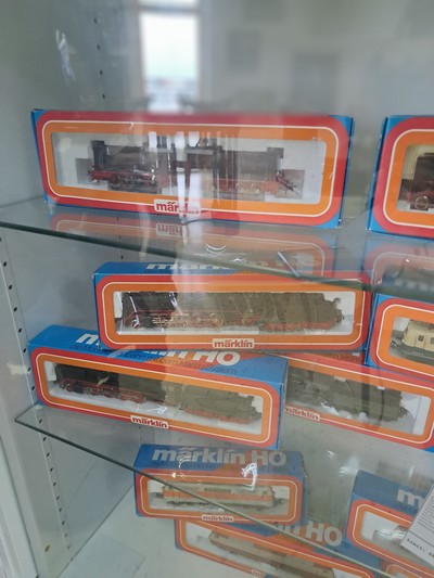 27045848b - Konvolut Modelleisenbahnen: Märklin, Spur H0, Bj. Loks 1974-1986, Wägen 1975-1988, ...