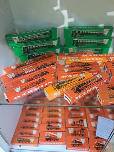 27045875b - Umfangreiches Konvolut aus 138 Personen- und Güterwägen in OVP, Märklin, Spur H0, ...