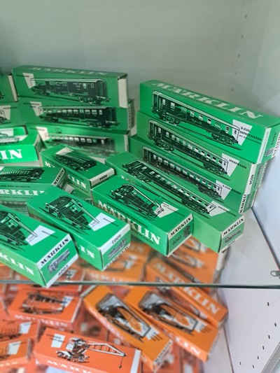 27045875c - Umfangreiches Konvolut aus 138 Personen- und Güterwägen in OVP, Märklin, Spur H0, ...