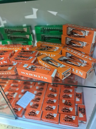 27045875e - Umfangreiches Konvolut aus 138 Personen- und Güterwägen in OVP, Märklin, Spur H0, ...