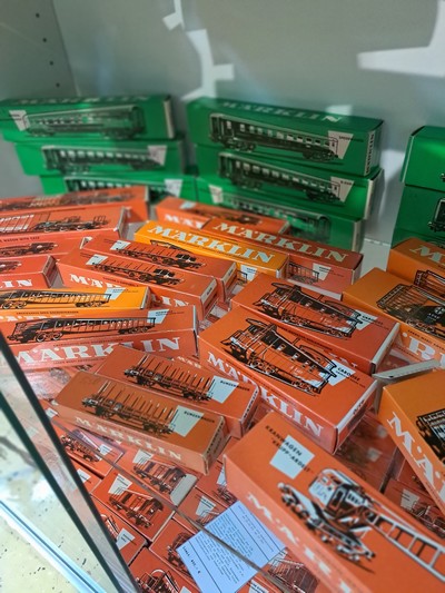 27045875f - Umfangreiches Konvolut aus 138 Personen- und Güterwägen in OVP, Märklin, Spur H0, ...