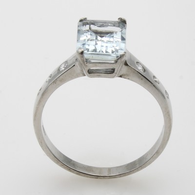 27045877a - Ring mit Blautopas und Brillanten, WG 750/ 000, 6 Brill. zus. ca. 0.07 ct Weiß/si, ...