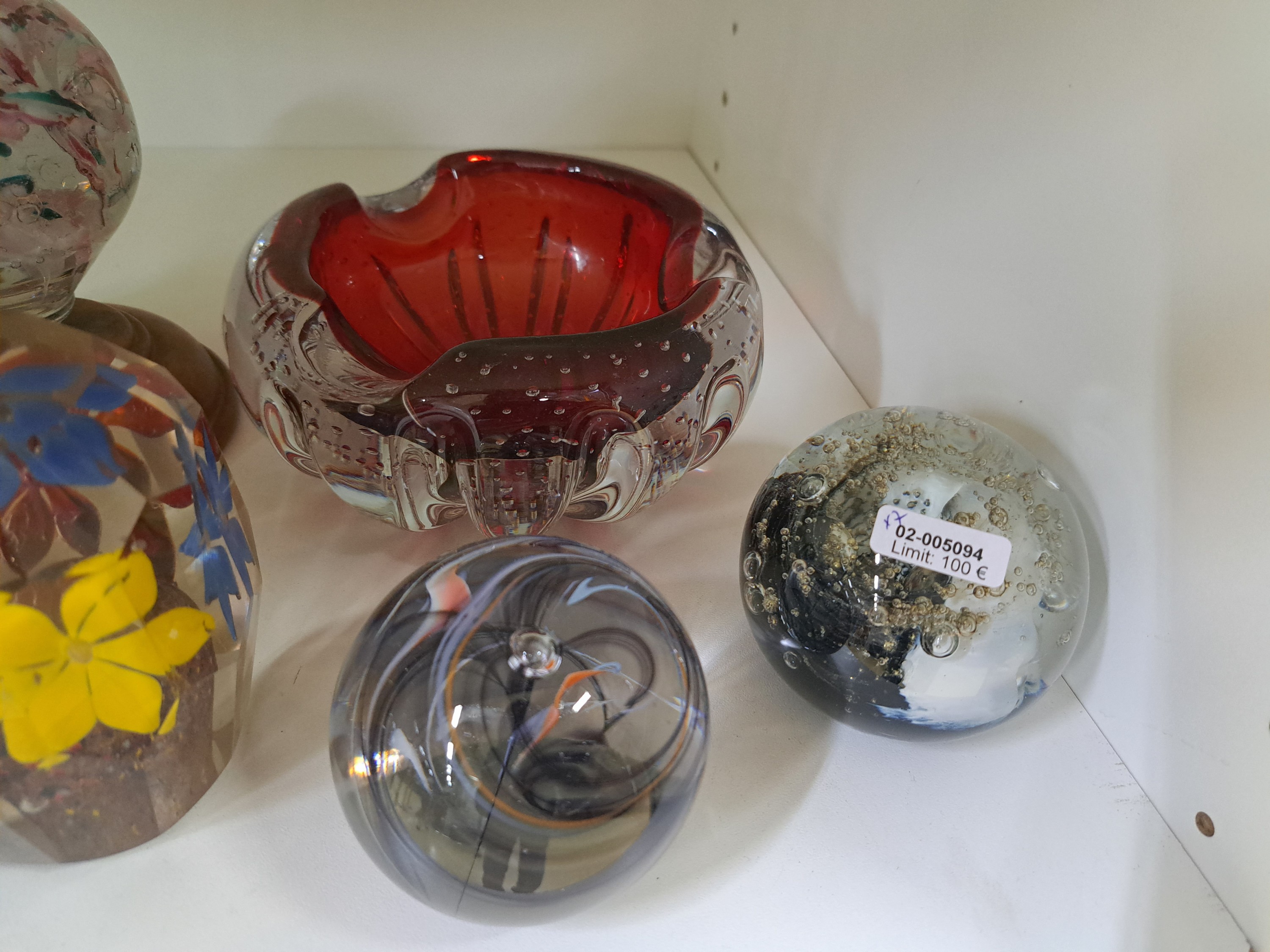 Detail a: Konvolut aus 6 Paperweights und einem Aschenbecher, Murano, Italien, 2.Hälfte 20.Jh., farbloses Glas, unterschiedliche vielfarbige Einschmelzungen ...