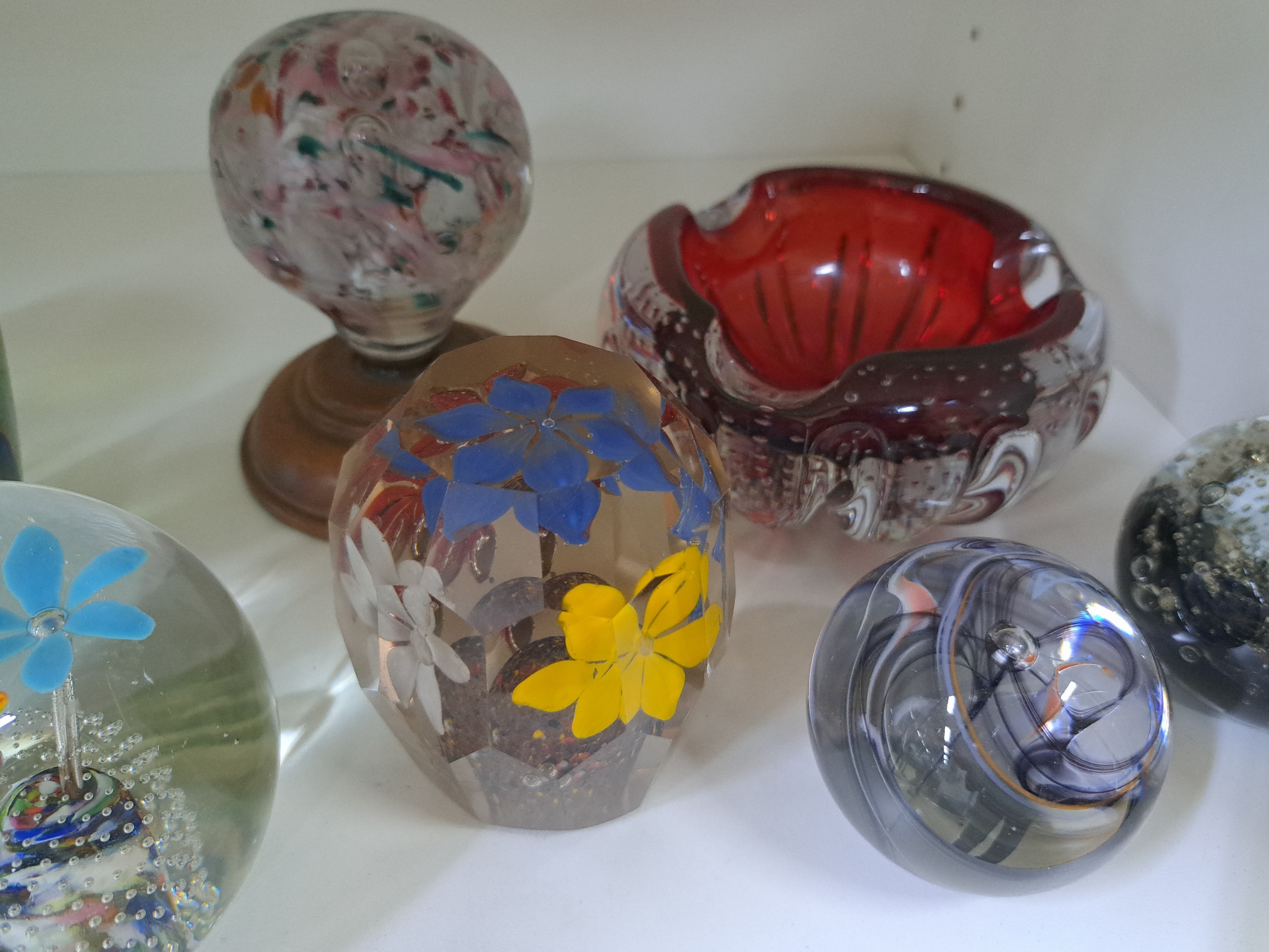 Detail b: Konvolut aus 6 Paperweights und einem Aschenbecher, Murano, Italien, 2.Hälfte 20.Jh., farbloses Glas, unterschiedliche vielfarbige Einschmelzungen ...