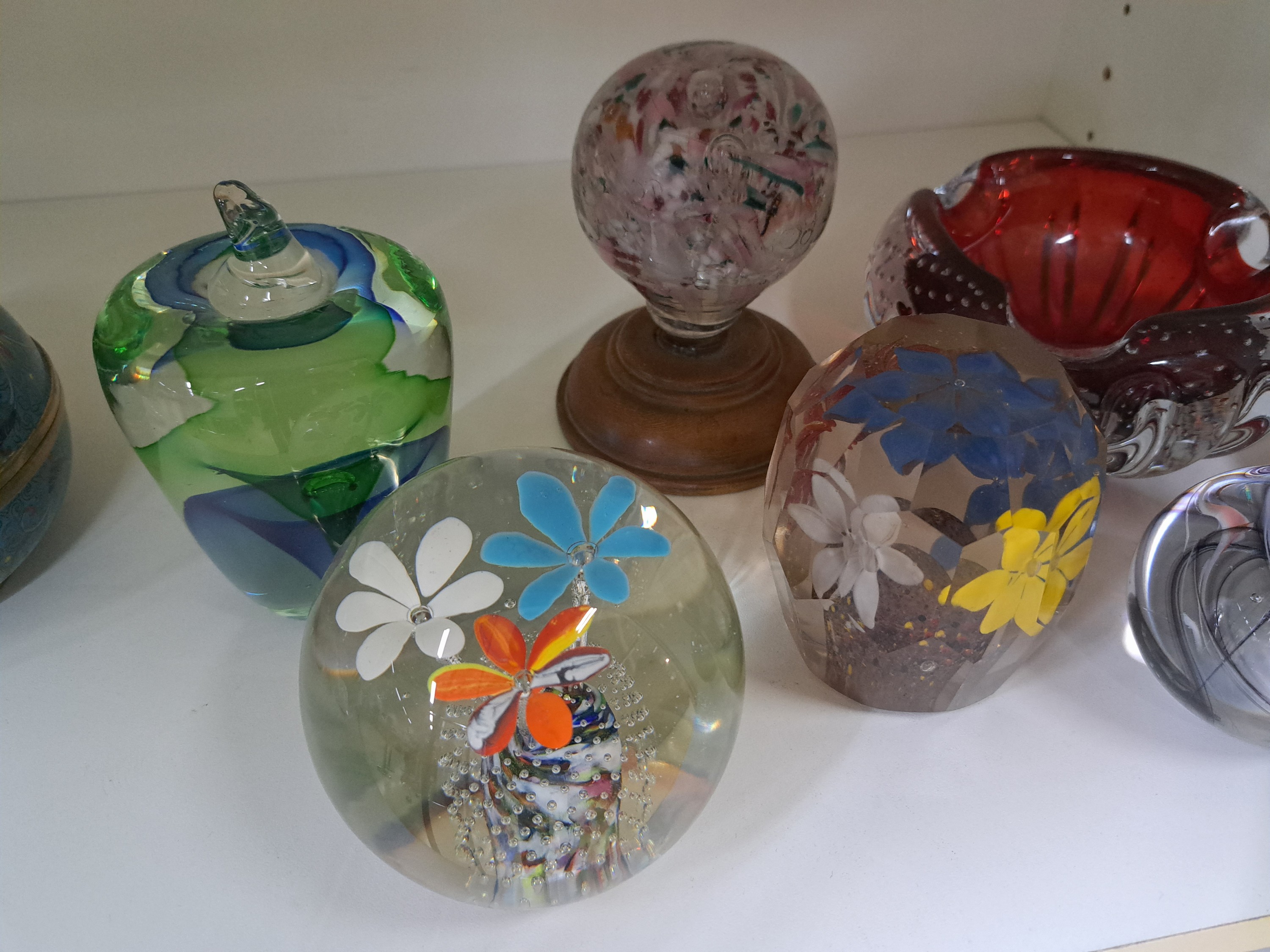 Detail c: Konvolut aus 6 Paperweights und einem Aschenbecher, Murano, Italien, 2.Hälfte 20.Jh., farbloses Glas, unterschiedliche vielfarbige Einschmelzungen ...