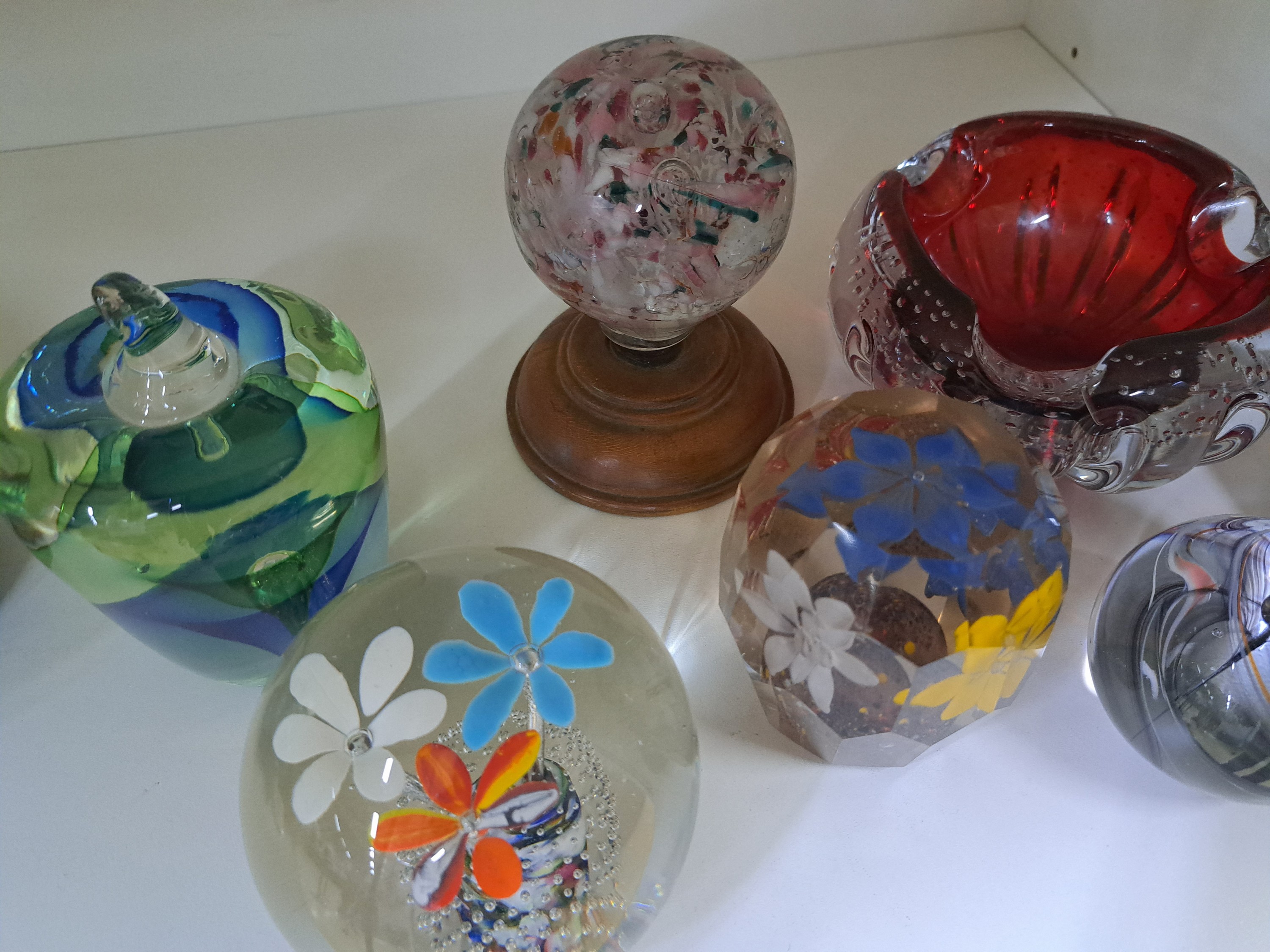 Detail d: Konvolut aus 6 Paperweights und einem Aschenbecher, Murano, Italien, 2.Hälfte 20.Jh., farbloses Glas, unterschiedliche vielfarbige Einschmelzungen ...