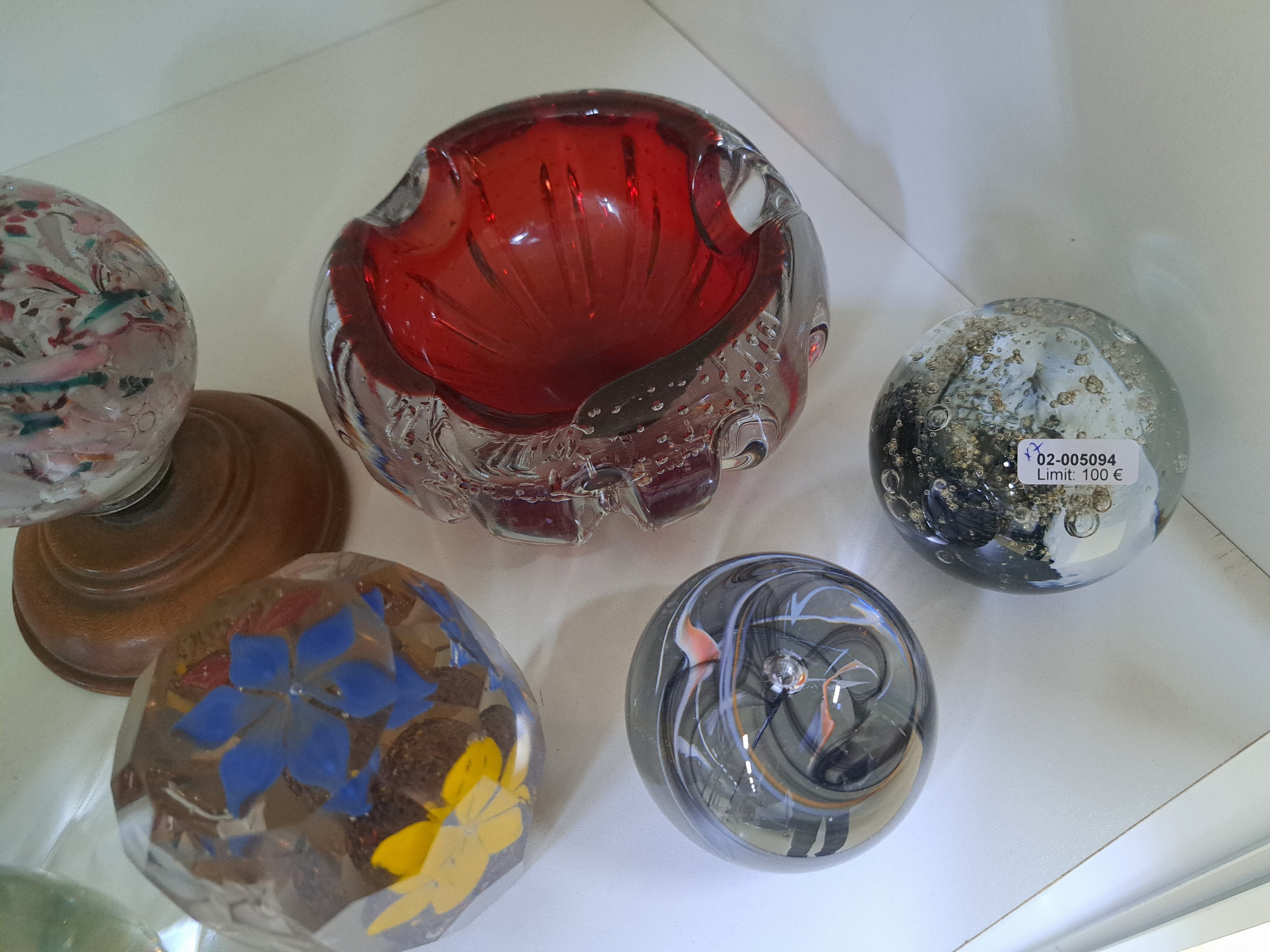 Detail e: Konvolut aus 6 Paperweights und einem Aschenbecher, Murano, Italien, 2.Hälfte 20.Jh., farbloses Glas, unterschiedliche vielfarbige Einschmelzungen ...