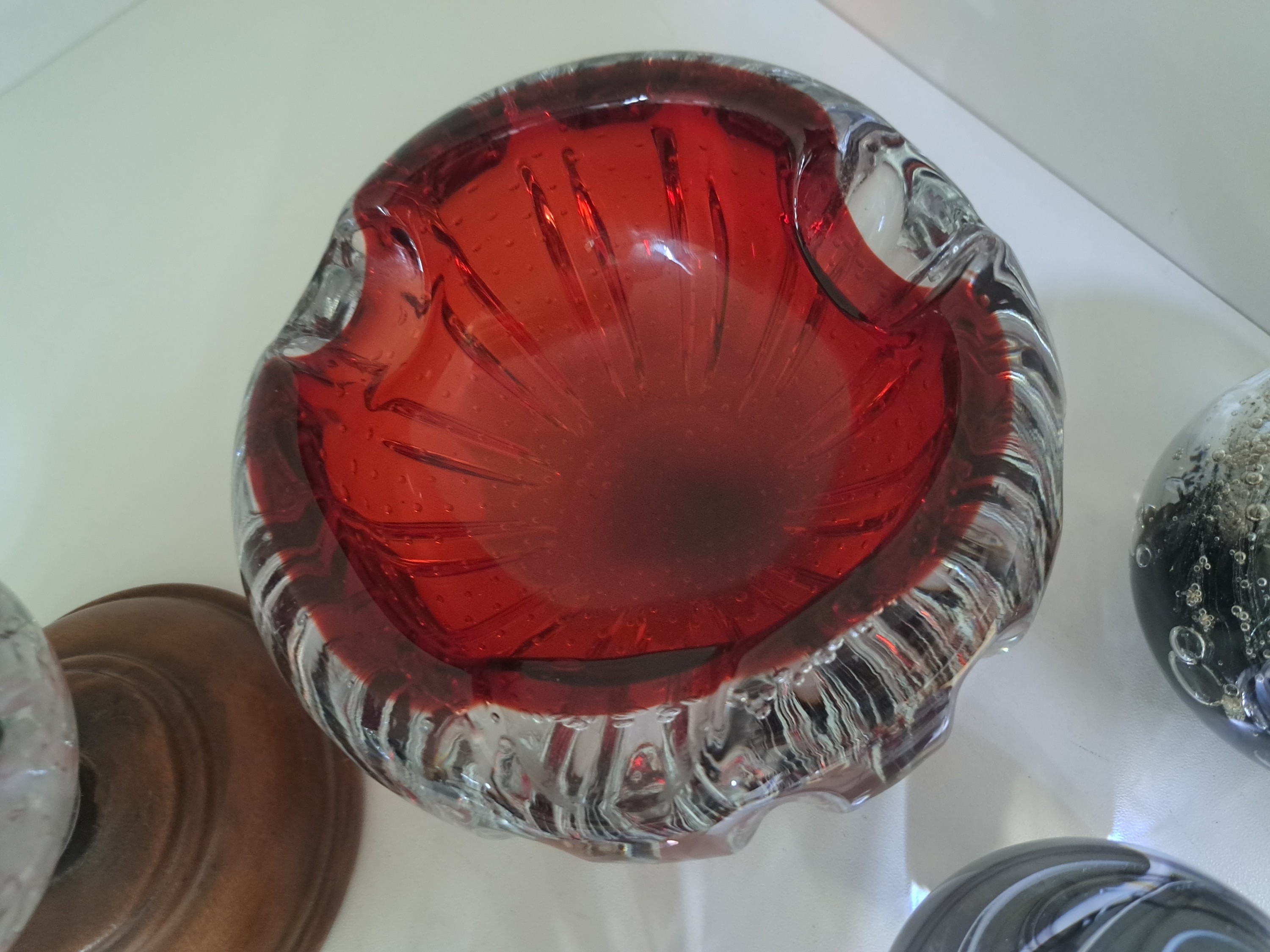 Detail f: Konvolut aus 6 Paperweights und einem Aschenbecher, Murano, Italien, 2.Hälfte 20.Jh., farbloses Glas, unterschiedliche vielfarbige Einschmelzungen ...