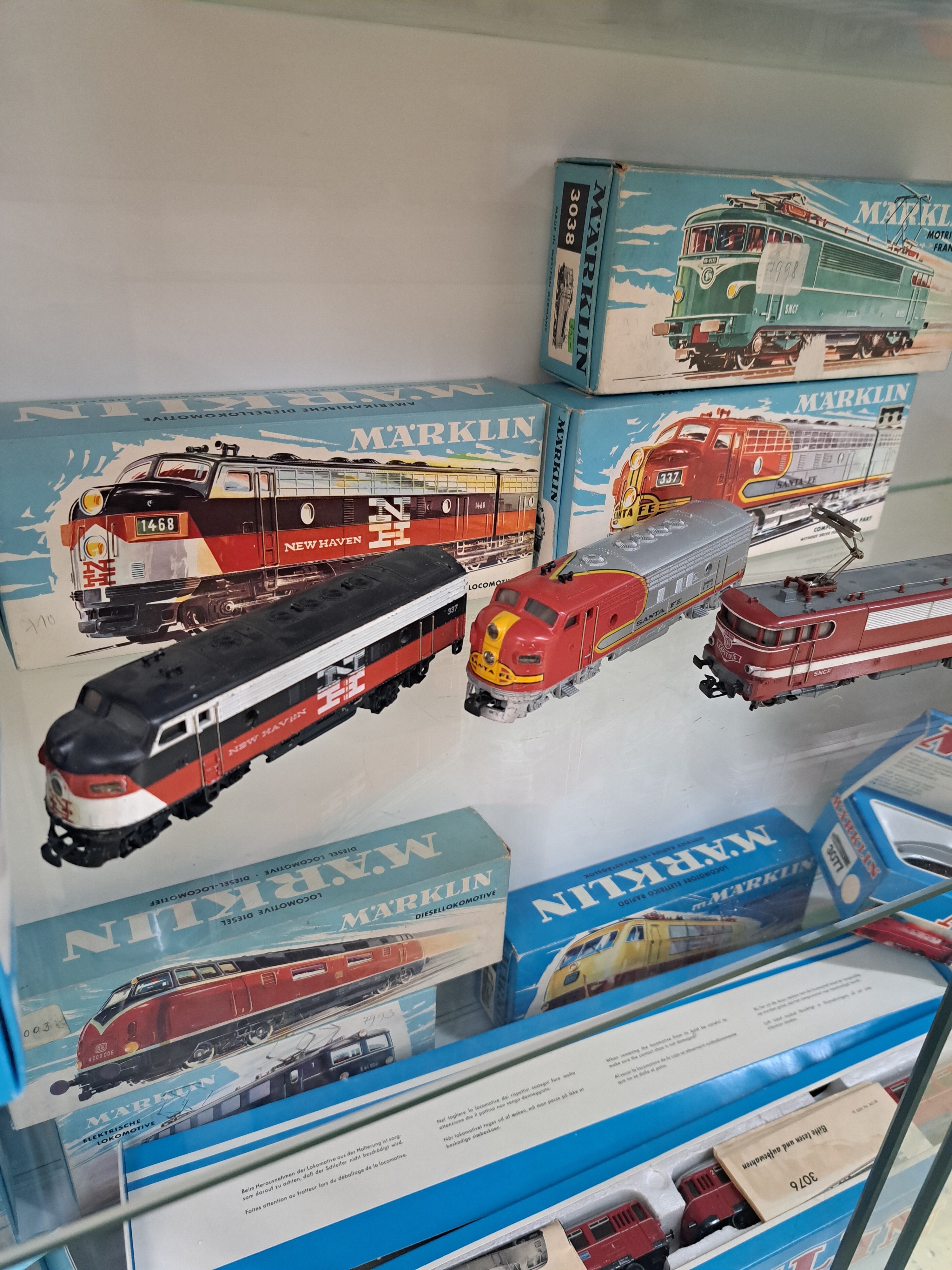 Detail c: Konvolut Modelleisenbahnen: Märklin, Spur H0 , aus verschiedenen Zeiten, Loks ca. 1958 -72: 3021, 3027, 3034, 3037, 3038, 3053, 3054,3060, 3062, ...