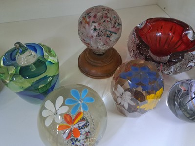 27045957d - Konvolut aus 6 Paperweights und einem Aschenbecher, Murano, Italien, 2.Hälfte 20.Jh., ...